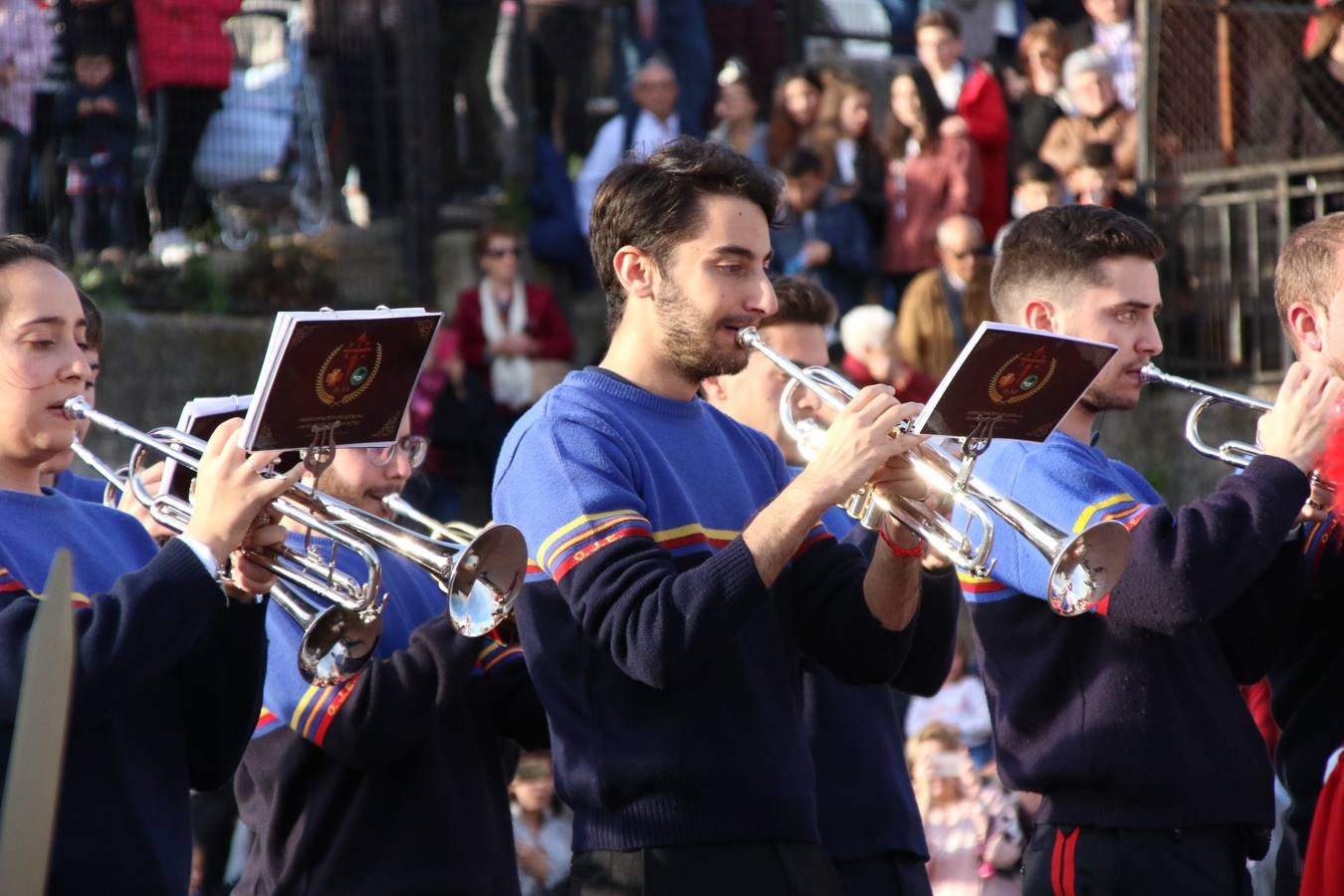 El Colegio «El Rodeo» celebró, ayer, una nueva edición de su Semana Santa infantil que, año tras año, se consolida como una de las citas imprescindibles del calendario cofrade jerezano. La iniciativa cuenta con la implicación de alumnos, padres y profesores, y muestra cómo los más pequeños comienzan a interiorizar los roles propios de quienes participan y hacen posible la Semana Santa del municipio: costaleros, capataces, nazarenos, agrupaciones musicales, mujeres ataviadas con mantilla negra, escoltas romanas, etc. La Agrupación Musical «Nuestro Padre Jesús Nazareno» y la Agrupación Musical «Maestro Sousa» de la OJE acompañaron con sus sones esta entrañable recreación.