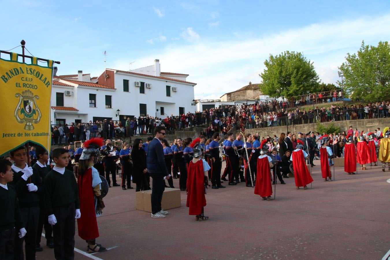 El Colegio «El Rodeo» celebró, ayer, una nueva edición de su Semana Santa infantil que, año tras año, se consolida como una de las citas imprescindibles del calendario cofrade jerezano. La iniciativa cuenta con la implicación de alumnos, padres y profesores, y muestra cómo los más pequeños comienzan a interiorizar los roles propios de quienes participan y hacen posible la Semana Santa del municipio: costaleros, capataces, nazarenos, agrupaciones musicales, mujeres ataviadas con mantilla negra, escoltas romanas, etc. La Agrupación Musical «Nuestro Padre Jesús Nazareno» y la Agrupación Musical «Maestro Sousa» de la OJE acompañaron con sus sones esta entrañable recreación.