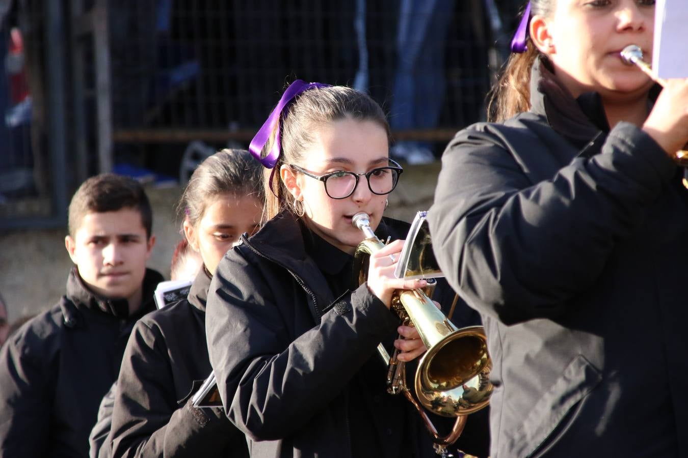 El Colegio «El Rodeo» celebró, ayer, una nueva edición de su Semana Santa infantil que, año tras año, se consolida como una de las citas imprescindibles del calendario cofrade jerezano. La iniciativa cuenta con la implicación de alumnos, padres y profesores, y muestra cómo los más pequeños comienzan a interiorizar los roles propios de quienes participan y hacen posible la Semana Santa del municipio: costaleros, capataces, nazarenos, agrupaciones musicales, mujeres ataviadas con mantilla negra, escoltas romanas, etc. La Agrupación Musical «Nuestro Padre Jesús Nazareno» y la Agrupación Musical «Maestro Sousa» de la OJE acompañaron con sus sones esta entrañable recreación.