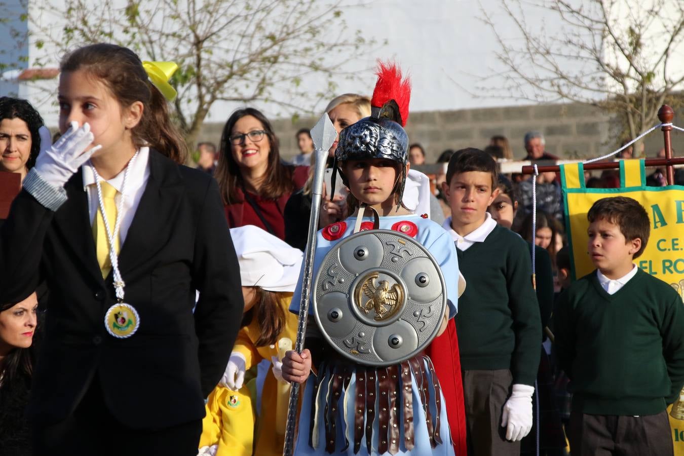 El Colegio «El Rodeo» celebró, ayer, una nueva edición de su Semana Santa infantil que, año tras año, se consolida como una de las citas imprescindibles del calendario cofrade jerezano. La iniciativa cuenta con la implicación de alumnos, padres y profesores, y muestra cómo los más pequeños comienzan a interiorizar los roles propios de quienes participan y hacen posible la Semana Santa del municipio: costaleros, capataces, nazarenos, agrupaciones musicales, mujeres ataviadas con mantilla negra, escoltas romanas, etc. La Agrupación Musical «Nuestro Padre Jesús Nazareno» y la Agrupación Musical «Maestro Sousa» de la OJE acompañaron con sus sones esta entrañable recreación.