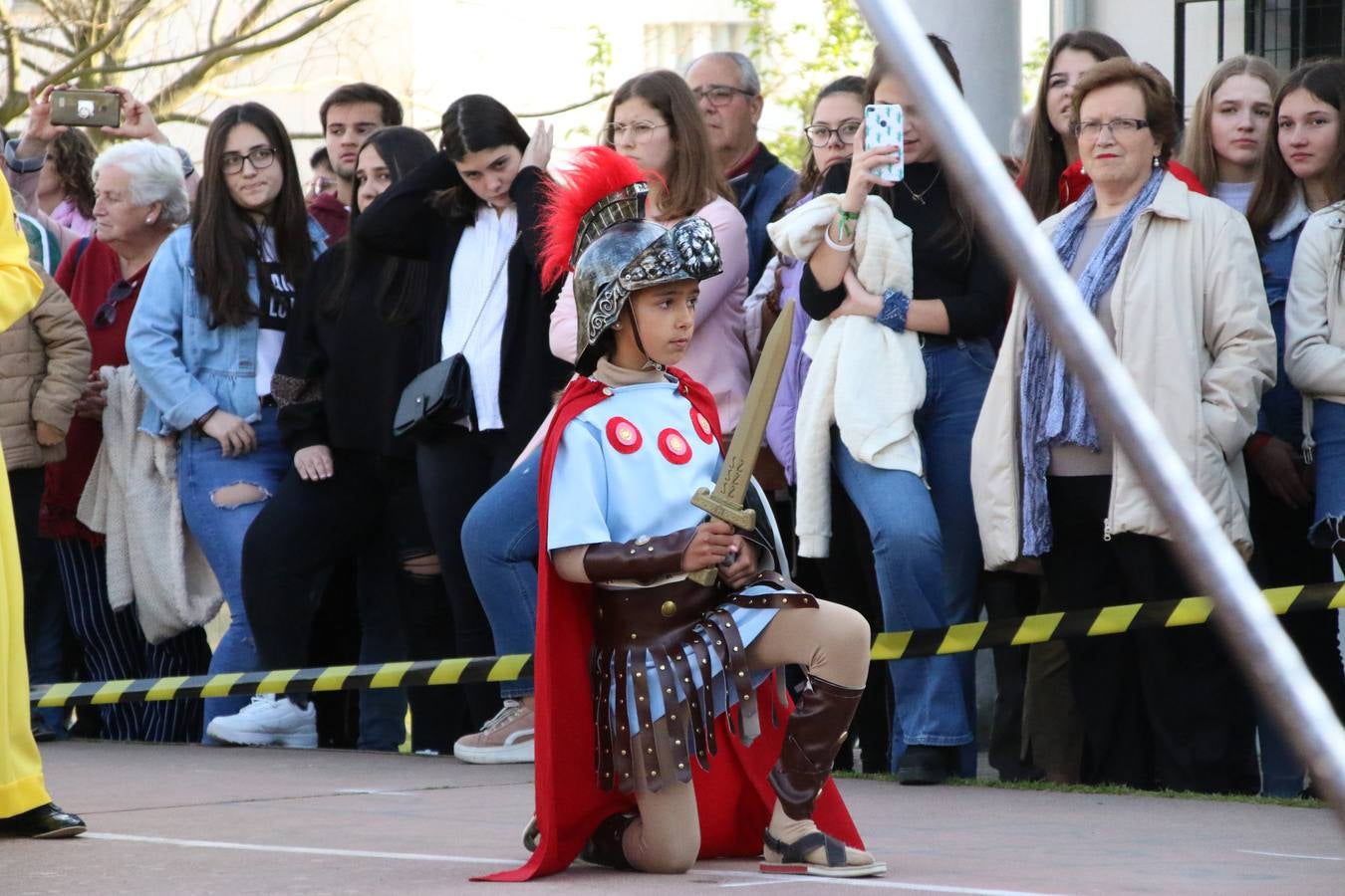 El Colegio «El Rodeo» celebró, ayer, una nueva edición de su Semana Santa infantil que, año tras año, se consolida como una de las citas imprescindibles del calendario cofrade jerezano. La iniciativa cuenta con la implicación de alumnos, padres y profesores, y muestra cómo los más pequeños comienzan a interiorizar los roles propios de quienes participan y hacen posible la Semana Santa del municipio: costaleros, capataces, nazarenos, agrupaciones musicales, mujeres ataviadas con mantilla negra, escoltas romanas, etc. La Agrupación Musical «Nuestro Padre Jesús Nazareno» y la Agrupación Musical «Maestro Sousa» de la OJE acompañaron con sus sones esta entrañable recreación.