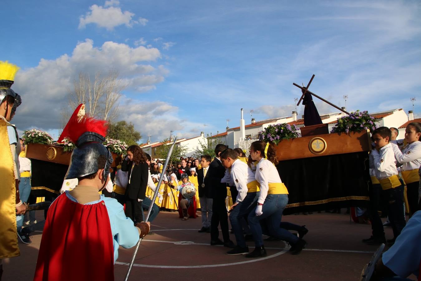 El Colegio «El Rodeo» celebró, ayer, una nueva edición de su Semana Santa infantil que, año tras año, se consolida como una de las citas imprescindibles del calendario cofrade jerezano. La iniciativa cuenta con la implicación de alumnos, padres y profesores, y muestra cómo los más pequeños comienzan a interiorizar los roles propios de quienes participan y hacen posible la Semana Santa del municipio: costaleros, capataces, nazarenos, agrupaciones musicales, mujeres ataviadas con mantilla negra, escoltas romanas, etc. La Agrupación Musical «Nuestro Padre Jesús Nazareno» y la Agrupación Musical «Maestro Sousa» de la OJE acompañaron con sus sones esta entrañable recreación.