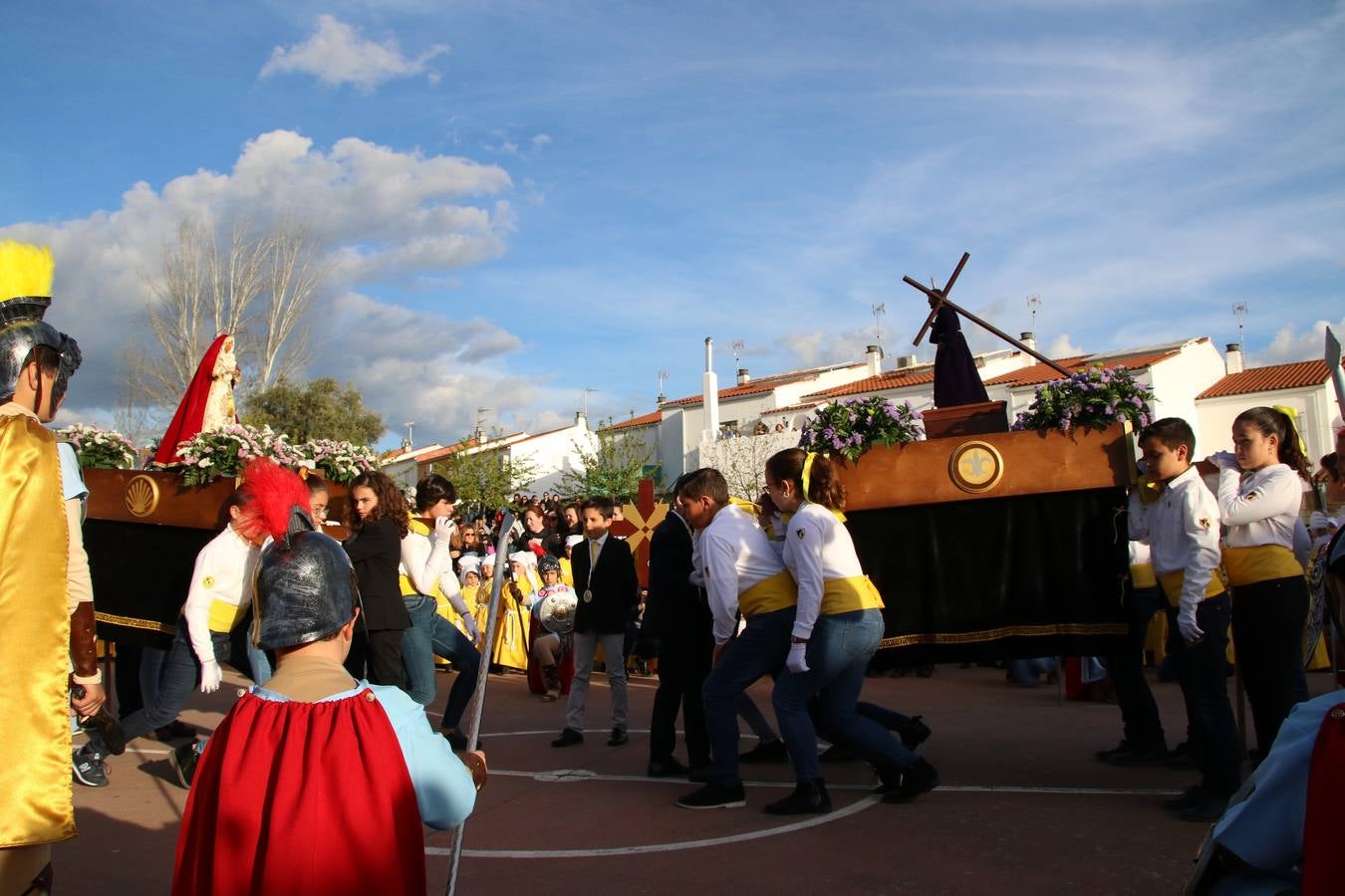 El Colegio «El Rodeo» celebró, ayer, una nueva edición de su Semana Santa infantil que, año tras año, se consolida como una de las citas imprescindibles del calendario cofrade jerezano. La iniciativa cuenta con la implicación de alumnos, padres y profesores, y muestra cómo los más pequeños comienzan a interiorizar los roles propios de quienes participan y hacen posible la Semana Santa del municipio: costaleros, capataces, nazarenos, agrupaciones musicales, mujeres ataviadas con mantilla negra, escoltas romanas, etc. La Agrupación Musical «Nuestro Padre Jesús Nazareno» y la Agrupación Musical «Maestro Sousa» de la OJE acompañaron con sus sones esta entrañable recreación.