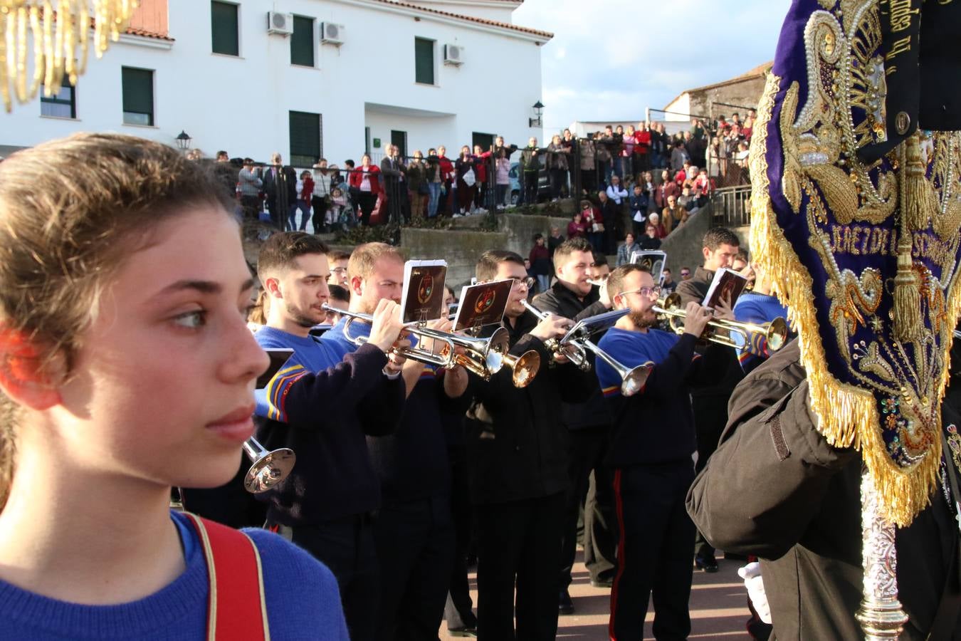 El Colegio «El Rodeo» celebró, ayer, una nueva edición de su Semana Santa infantil que, año tras año, se consolida como una de las citas imprescindibles del calendario cofrade jerezano. La iniciativa cuenta con la implicación de alumnos, padres y profesores, y muestra cómo los más pequeños comienzan a interiorizar los roles propios de quienes participan y hacen posible la Semana Santa del municipio: costaleros, capataces, nazarenos, agrupaciones musicales, mujeres ataviadas con mantilla negra, escoltas romanas, etc. La Agrupación Musical «Nuestro Padre Jesús Nazareno» y la Agrupación Musical «Maestro Sousa» de la OJE acompañaron con sus sones esta entrañable recreación.