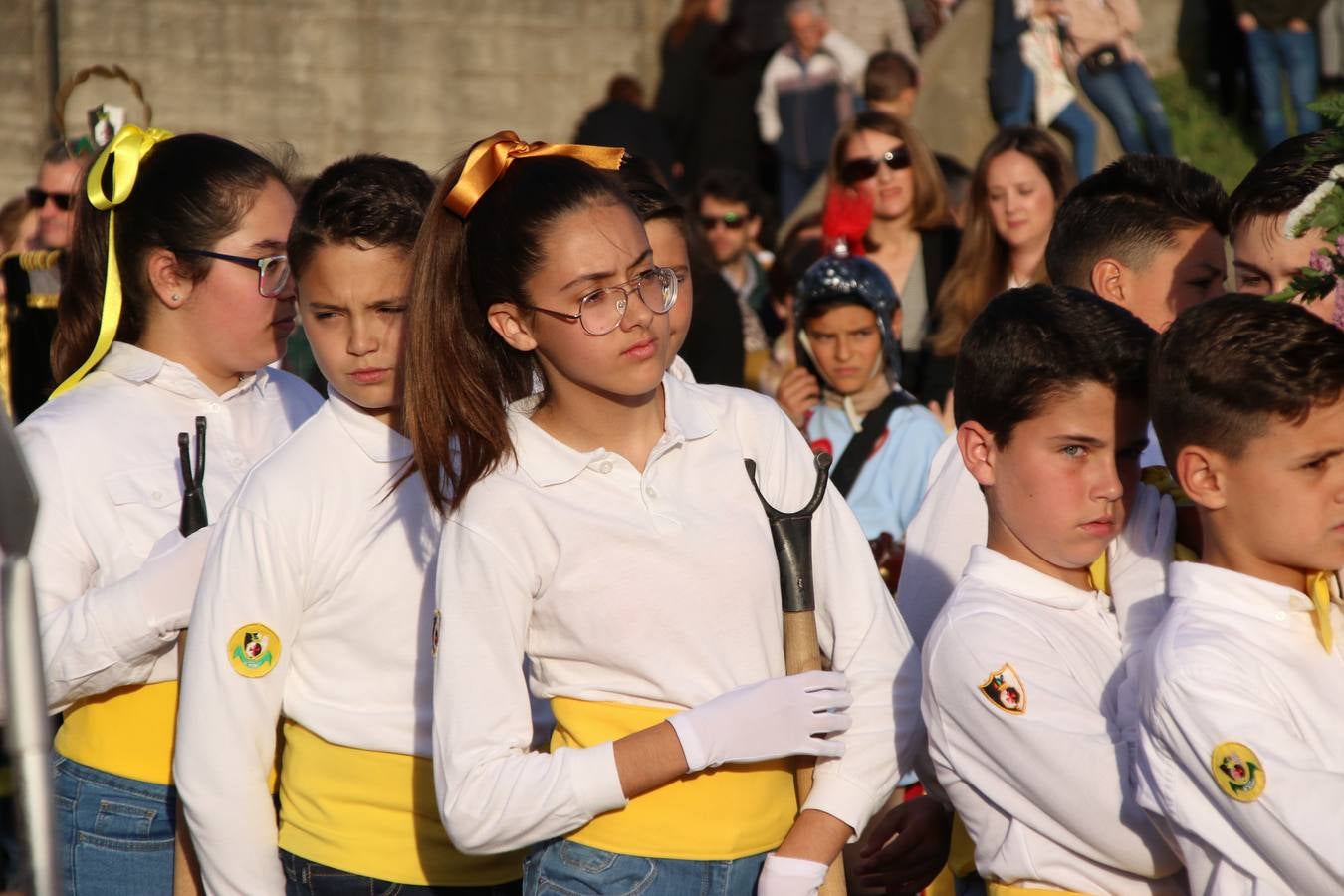 El Colegio «El Rodeo» celebró, ayer, una nueva edición de su Semana Santa infantil que, año tras año, se consolida como una de las citas imprescindibles del calendario cofrade jerezano. La iniciativa cuenta con la implicación de alumnos, padres y profesores, y muestra cómo los más pequeños comienzan a interiorizar los roles propios de quienes participan y hacen posible la Semana Santa del municipio: costaleros, capataces, nazarenos, agrupaciones musicales, mujeres ataviadas con mantilla negra, escoltas romanas, etc. La Agrupación Musical «Nuestro Padre Jesús Nazareno» y la Agrupación Musical «Maestro Sousa» de la OJE acompañaron con sus sones esta entrañable recreación.