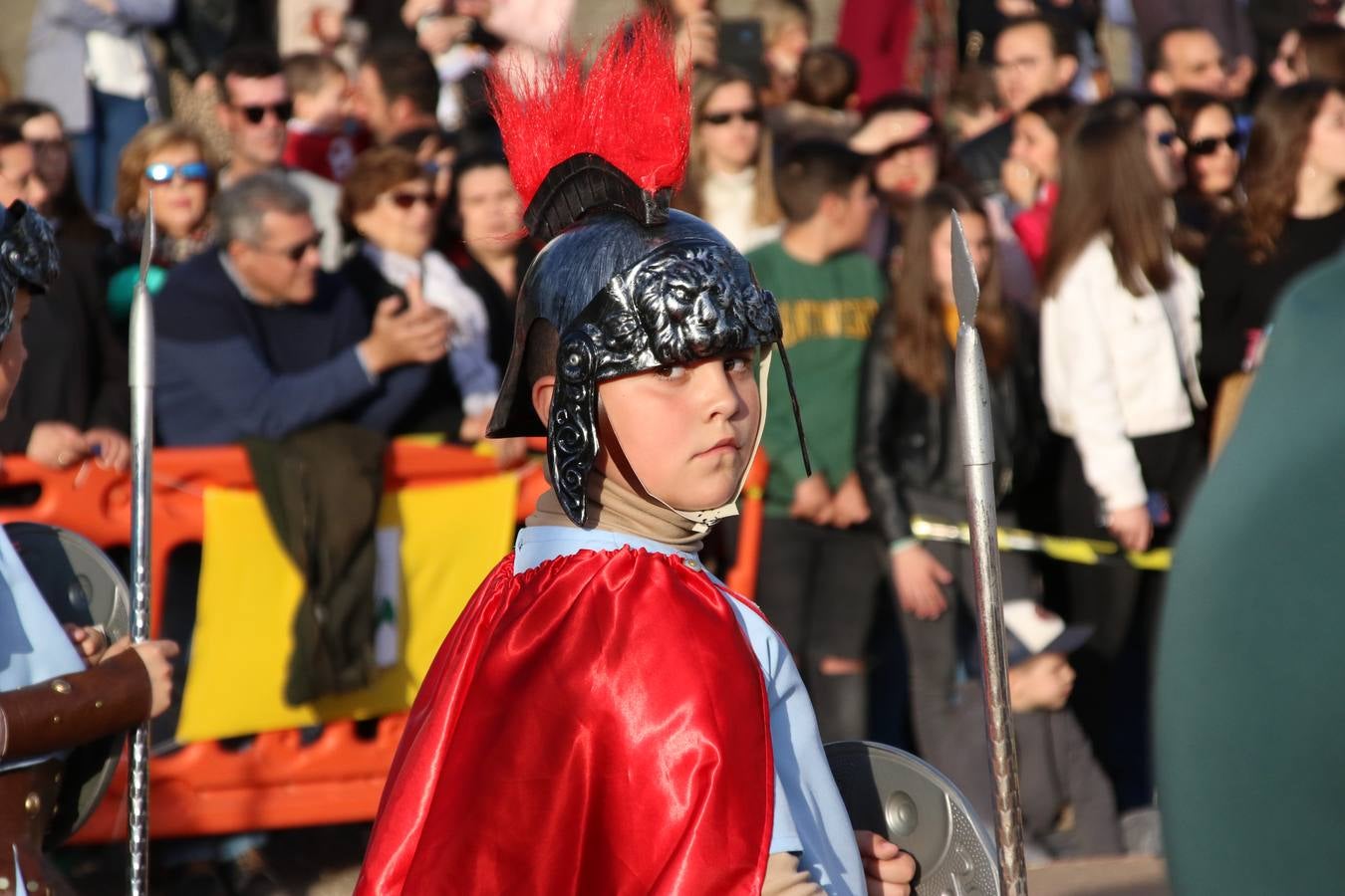 El Colegio «El Rodeo» celebró, ayer, una nueva edición de su Semana Santa infantil que, año tras año, se consolida como una de las citas imprescindibles del calendario cofrade jerezano. La iniciativa cuenta con la implicación de alumnos, padres y profesores, y muestra cómo los más pequeños comienzan a interiorizar los roles propios de quienes participan y hacen posible la Semana Santa del municipio: costaleros, capataces, nazarenos, agrupaciones musicales, mujeres ataviadas con mantilla negra, escoltas romanas, etc. La Agrupación Musical «Nuestro Padre Jesús Nazareno» y la Agrupación Musical «Maestro Sousa» de la OJE acompañaron con sus sones esta entrañable recreación.