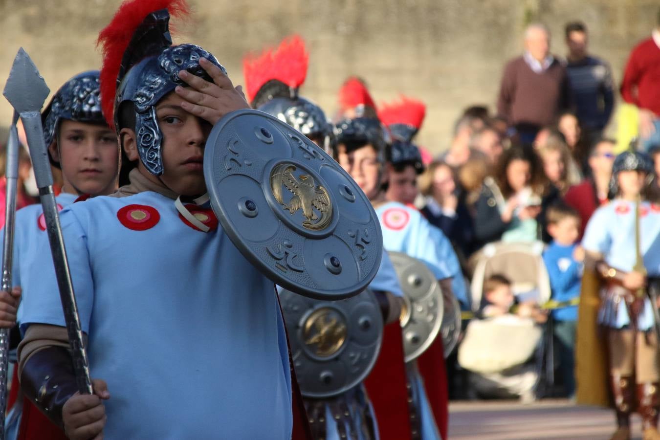 El Colegio «El Rodeo» celebró, ayer, una nueva edición de su Semana Santa infantil que, año tras año, se consolida como una de las citas imprescindibles del calendario cofrade jerezano. La iniciativa cuenta con la implicación de alumnos, padres y profesores, y muestra cómo los más pequeños comienzan a interiorizar los roles propios de quienes participan y hacen posible la Semana Santa del municipio: costaleros, capataces, nazarenos, agrupaciones musicales, mujeres ataviadas con mantilla negra, escoltas romanas, etc. La Agrupación Musical «Nuestro Padre Jesús Nazareno» y la Agrupación Musical «Maestro Sousa» de la OJE acompañaron con sus sones esta entrañable recreación.