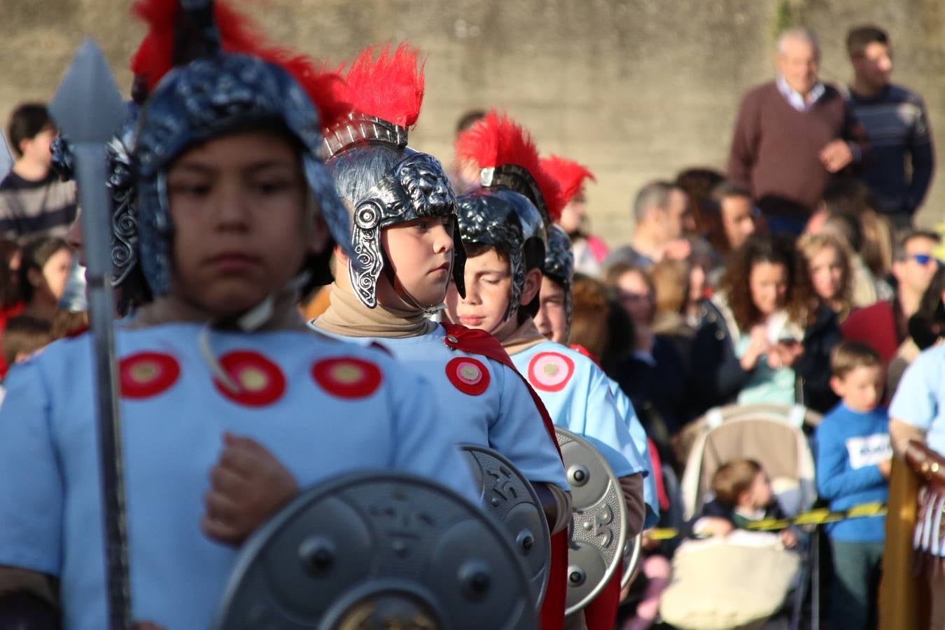 El Colegio «El Rodeo» celebró, ayer, una nueva edición de su Semana Santa infantil que, año tras año, se consolida como una de las citas imprescindibles del calendario cofrade jerezano. La iniciativa cuenta con la implicación de alumnos, padres y profesores, y muestra cómo los más pequeños comienzan a interiorizar los roles propios de quienes participan y hacen posible la Semana Santa del municipio: costaleros, capataces, nazarenos, agrupaciones musicales, mujeres ataviadas con mantilla negra, escoltas romanas, etc. La Agrupación Musical «Nuestro Padre Jesús Nazareno» y la Agrupación Musical «Maestro Sousa» de la OJE acompañaron con sus sones esta entrañable recreación.