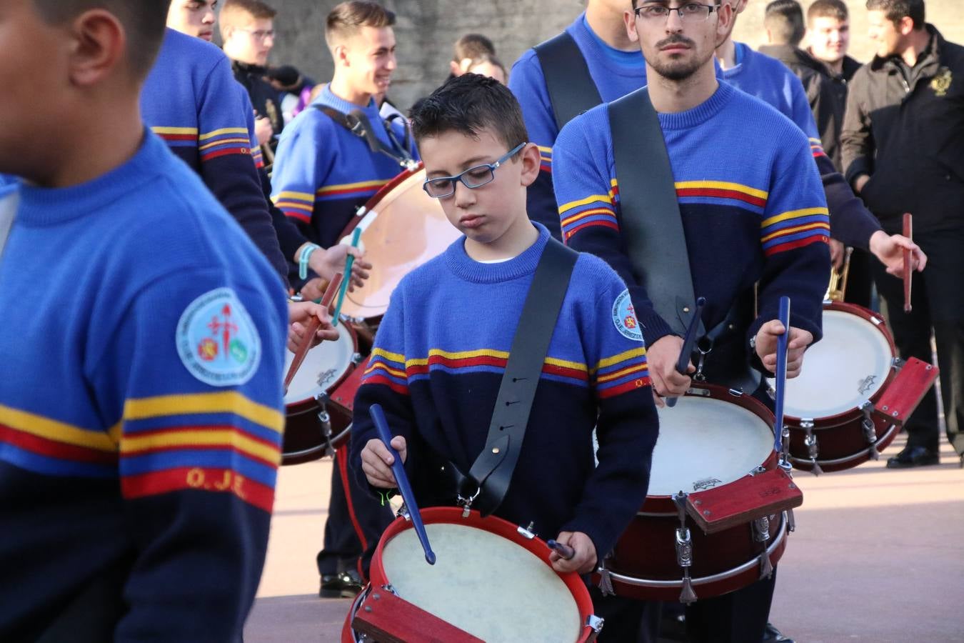 El Colegio «El Rodeo» celebró, ayer, una nueva edición de su Semana Santa infantil que, año tras año, se consolida como una de las citas imprescindibles del calendario cofrade jerezano. La iniciativa cuenta con la implicación de alumnos, padres y profesores, y muestra cómo los más pequeños comienzan a interiorizar los roles propios de quienes participan y hacen posible la Semana Santa del municipio: costaleros, capataces, nazarenos, agrupaciones musicales, mujeres ataviadas con mantilla negra, escoltas romanas, etc. La Agrupación Musical «Nuestro Padre Jesús Nazareno» y la Agrupación Musical «Maestro Sousa» de la OJE acompañaron con sus sones esta entrañable recreación.