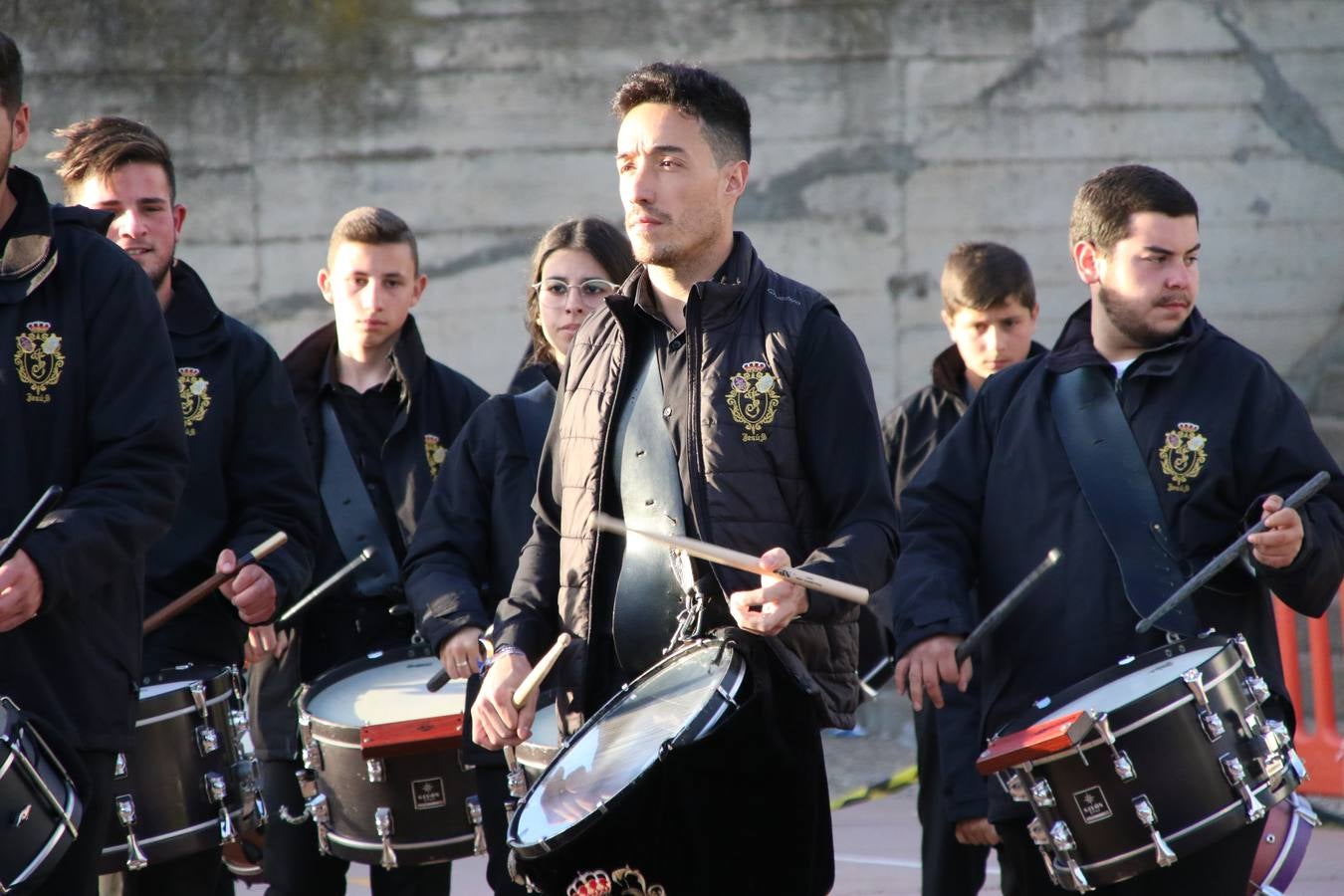 El Colegio «El Rodeo» celebró, ayer, una nueva edición de su Semana Santa infantil que, año tras año, se consolida como una de las citas imprescindibles del calendario cofrade jerezano. La iniciativa cuenta con la implicación de alumnos, padres y profesores, y muestra cómo los más pequeños comienzan a interiorizar los roles propios de quienes participan y hacen posible la Semana Santa del municipio: costaleros, capataces, nazarenos, agrupaciones musicales, mujeres ataviadas con mantilla negra, escoltas romanas, etc. La Agrupación Musical «Nuestro Padre Jesús Nazareno» y la Agrupación Musical «Maestro Sousa» de la OJE acompañaron con sus sones esta entrañable recreación.