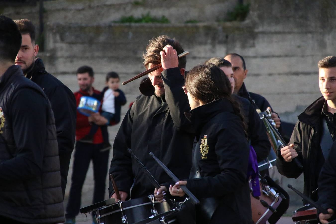 El Colegio «El Rodeo» celebró, ayer, una nueva edición de su Semana Santa infantil que, año tras año, se consolida como una de las citas imprescindibles del calendario cofrade jerezano. La iniciativa cuenta con la implicación de alumnos, padres y profesores, y muestra cómo los más pequeños comienzan a interiorizar los roles propios de quienes participan y hacen posible la Semana Santa del municipio: costaleros, capataces, nazarenos, agrupaciones musicales, mujeres ataviadas con mantilla negra, escoltas romanas, etc. La Agrupación Musical «Nuestro Padre Jesús Nazareno» y la Agrupación Musical «Maestro Sousa» de la OJE acompañaron con sus sones esta entrañable recreación.