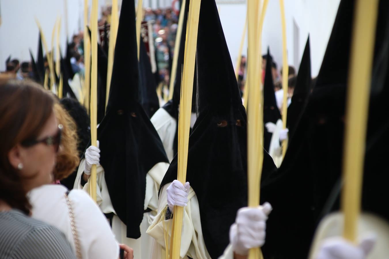 Jerez de los Caballeros vivió, ayer, sus primeros pálpitos de alegría y emoción al paso de 'La Borriquita' y 'Nuestra Señora del Rosario'. La Cofradía de 'Santo Domingo de Guzmán y Nuestra Señora del Rosario' fue la encargada de abrir los desfiles procesionales de la Semana de Pasión jerezana, convirtiéndose, así, en la primera cofradía en aunar fervor y devoción por las calles del municipio.