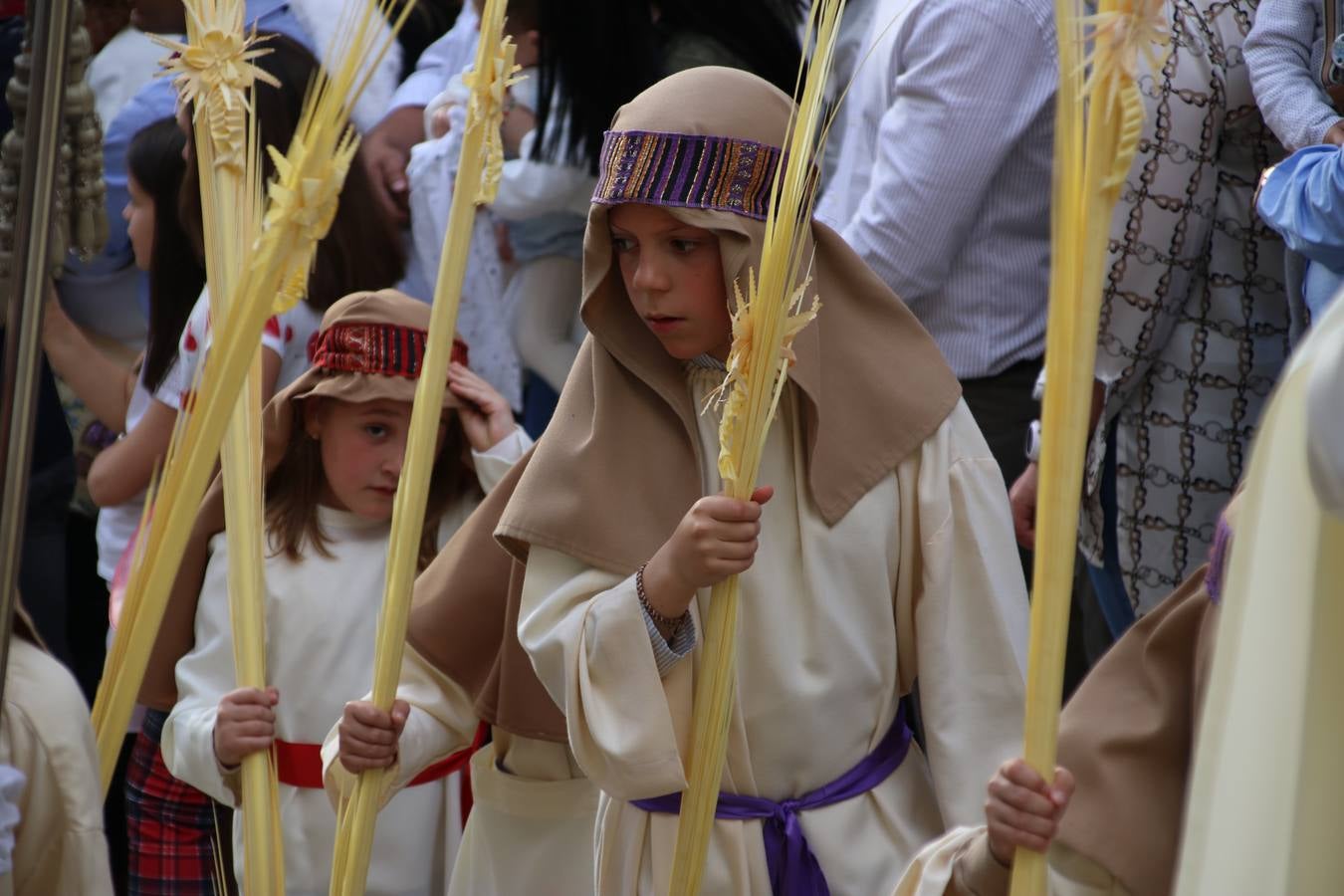 Jerez de los Caballeros vivió, ayer, sus primeros pálpitos de alegría y emoción al paso de 'La Borriquita' y 'Nuestra Señora del Rosario'. La Cofradía de 'Santo Domingo de Guzmán y Nuestra Señora del Rosario' fue la encargada de abrir los desfiles procesionales de la Semana de Pasión jerezana, convirtiéndose, así, en la primera cofradía en aunar fervor y devoción por las calles del municipio.