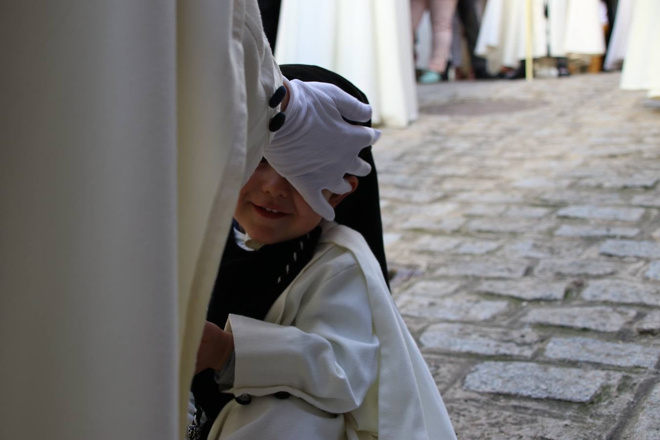 Jerez de los Caballeros vivió, ayer, sus primeros pálpitos de alegría y emoción al paso de 'La Borriquita' y 'Nuestra Señora del Rosario'. La Cofradía de 'Santo Domingo de Guzmán y Nuestra Señora del Rosario' fue la encargada de abrir los desfiles procesionales de la Semana de Pasión jerezana, convirtiéndose, así, en la primera cofradía en aunar fervor y devoción por las calles del municipio.