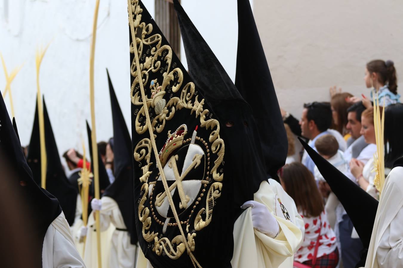 Jerez de los Caballeros vivió, ayer, sus primeros pálpitos de alegría y emoción al paso de 'La Borriquita' y 'Nuestra Señora del Rosario'. La Cofradía de 'Santo Domingo de Guzmán y Nuestra Señora del Rosario' fue la encargada de abrir los desfiles procesionales de la Semana de Pasión jerezana, convirtiéndose, así, en la primera cofradía en aunar fervor y devoción por las calles del municipio.