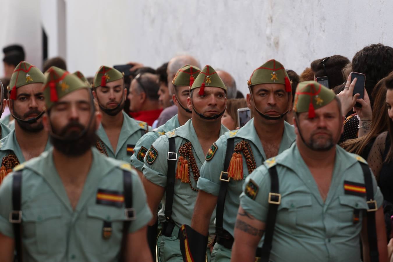 Jerez de los Caballeros vivió, ayer, sus primeros pálpitos de alegría y emoción al paso de 'La Borriquita' y 'Nuestra Señora del Rosario'. La Cofradía de 'Santo Domingo de Guzmán y Nuestra Señora del Rosario' fue la encargada de abrir los desfiles procesionales de la Semana de Pasión jerezana, convirtiéndose, así, en la primera cofradía en aunar fervor y devoción por las calles del municipio.