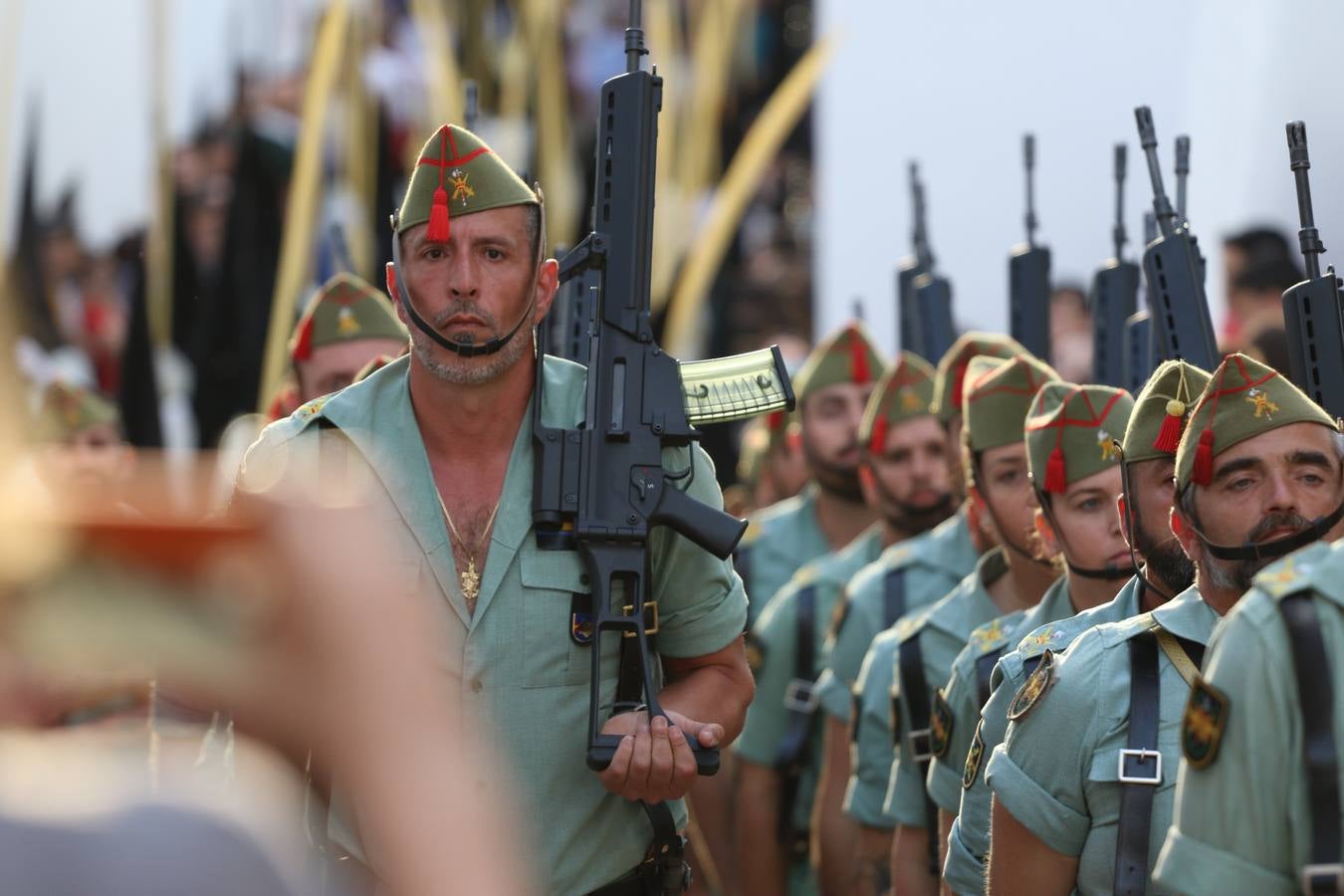 Jerez de los Caballeros vivió, ayer, sus primeros pálpitos de alegría y emoción al paso de 'La Borriquita' y 'Nuestra Señora del Rosario'. La Cofradía de 'Santo Domingo de Guzmán y Nuestra Señora del Rosario' fue la encargada de abrir los desfiles procesionales de la Semana de Pasión jerezana, convirtiéndose, así, en la primera cofradía en aunar fervor y devoción por las calles del municipio.