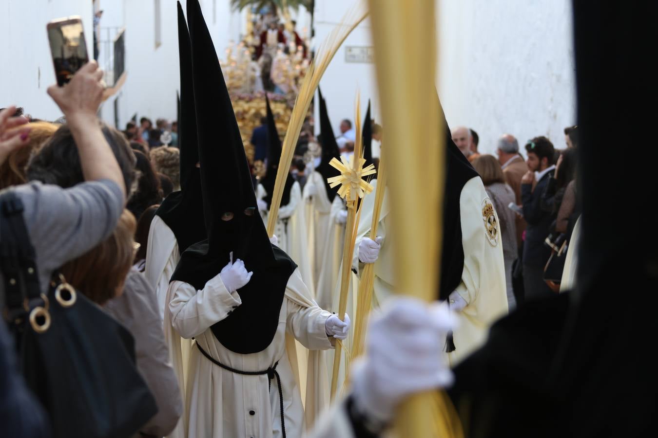 Jerez de los Caballeros vivió, ayer, sus primeros pálpitos de alegría y emoción al paso de 'La Borriquita' y 'Nuestra Señora del Rosario'. La Cofradía de 'Santo Domingo de Guzmán y Nuestra Señora del Rosario' fue la encargada de abrir los desfiles procesionales de la Semana de Pasión jerezana, convirtiéndose, así, en la primera cofradía en aunar fervor y devoción por las calles del municipio.