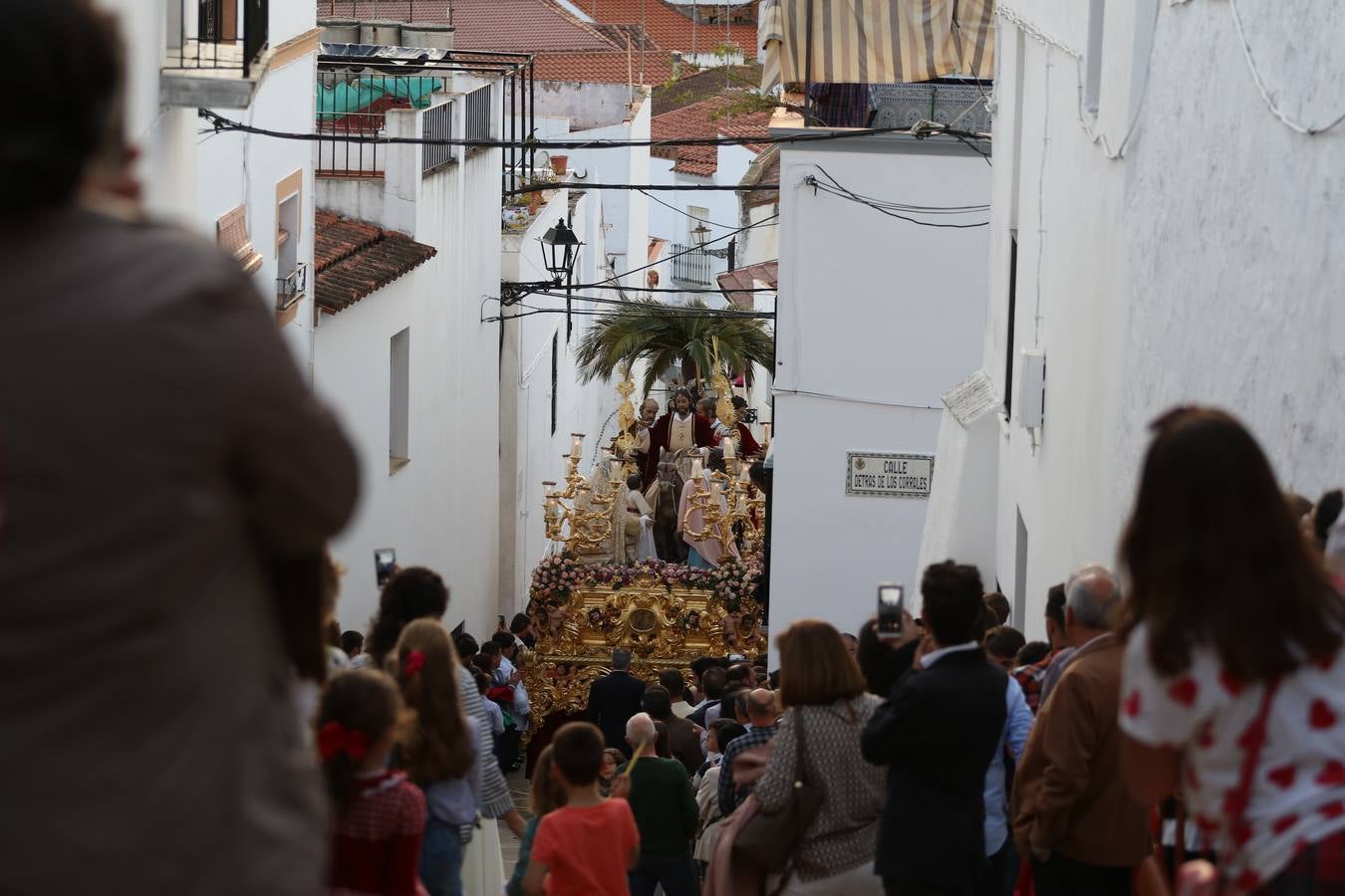 Jerez de los Caballeros vivió, ayer, sus primeros pálpitos de alegría y emoción al paso de 'La Borriquita' y 'Nuestra Señora del Rosario'. La Cofradía de 'Santo Domingo de Guzmán y Nuestra Señora del Rosario' fue la encargada de abrir los desfiles procesionales de la Semana de Pasión jerezana, convirtiéndose, así, en la primera cofradía en aunar fervor y devoción por las calles del municipio.