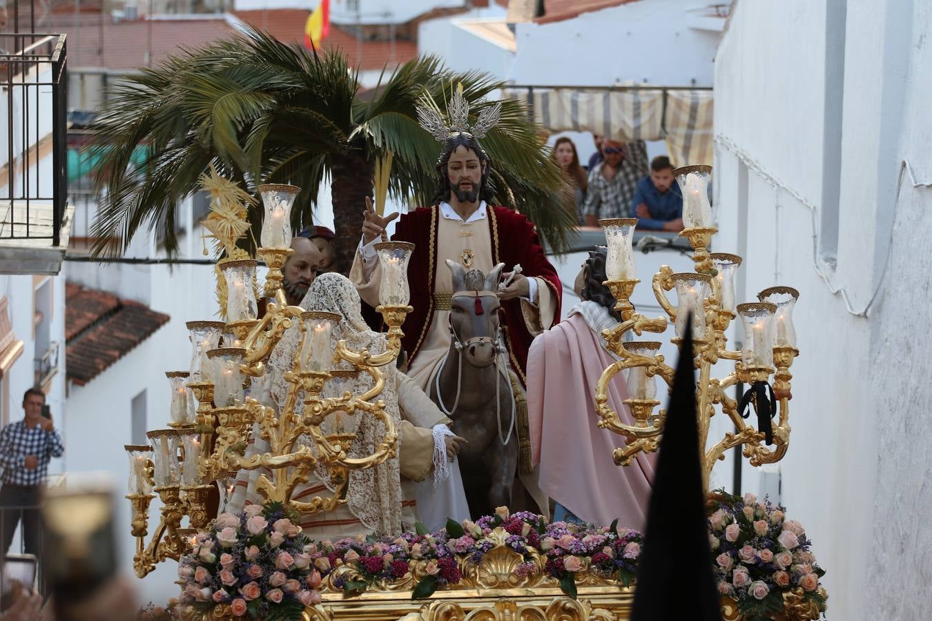 Jerez de los Caballeros vivió, ayer, sus primeros pálpitos de alegría y emoción al paso de 'La Borriquita' y 'Nuestra Señora del Rosario'. La Cofradía de 'Santo Domingo de Guzmán y Nuestra Señora del Rosario' fue la encargada de abrir los desfiles procesionales de la Semana de Pasión jerezana, convirtiéndose, así, en la primera cofradía en aunar fervor y devoción por las calles del municipio.
