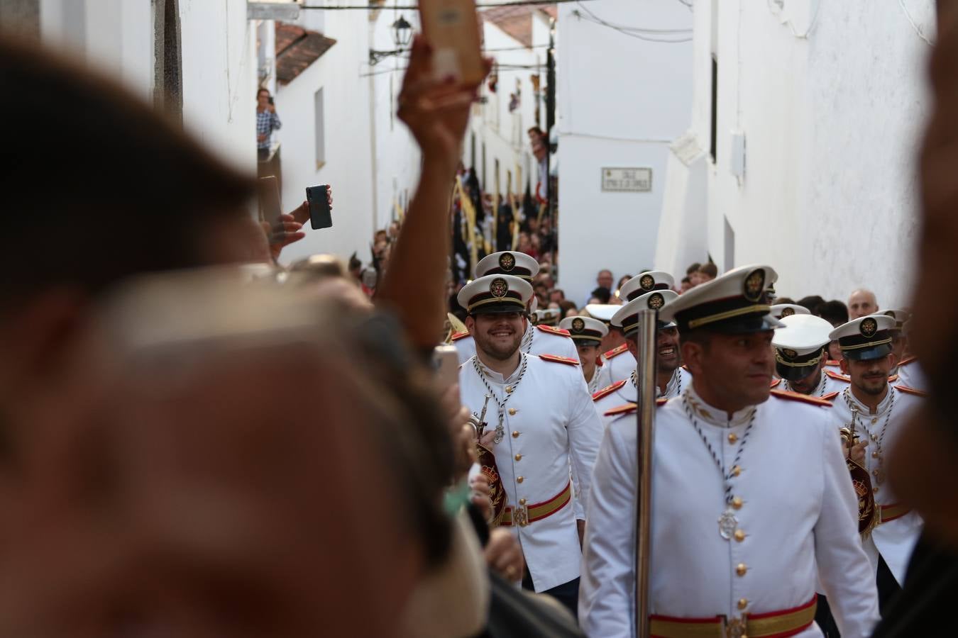 Jerez de los Caballeros vivió, ayer, sus primeros pálpitos de alegría y emoción al paso de 'La Borriquita' y 'Nuestra Señora del Rosario'. La Cofradía de 'Santo Domingo de Guzmán y Nuestra Señora del Rosario' fue la encargada de abrir los desfiles procesionales de la Semana de Pasión jerezana, convirtiéndose, así, en la primera cofradía en aunar fervor y devoción por las calles del municipio.