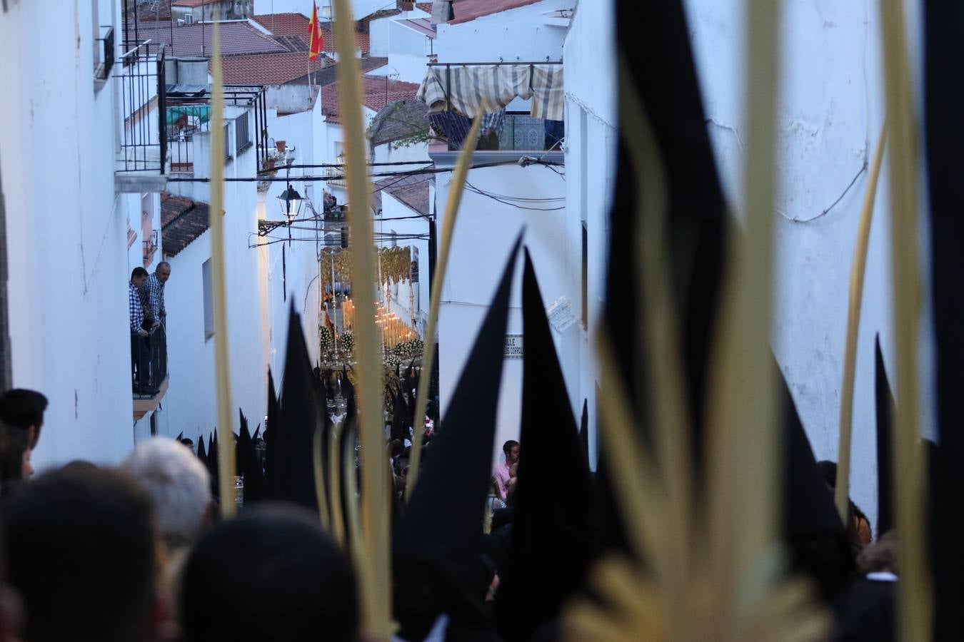 Jerez de los Caballeros vivió, ayer, sus primeros pálpitos de alegría y emoción al paso de 'La Borriquita' y 'Nuestra Señora del Rosario'. La Cofradía de 'Santo Domingo de Guzmán y Nuestra Señora del Rosario' fue la encargada de abrir los desfiles procesionales de la Semana de Pasión jerezana, convirtiéndose, así, en la primera cofradía en aunar fervor y devoción por las calles del municipio.