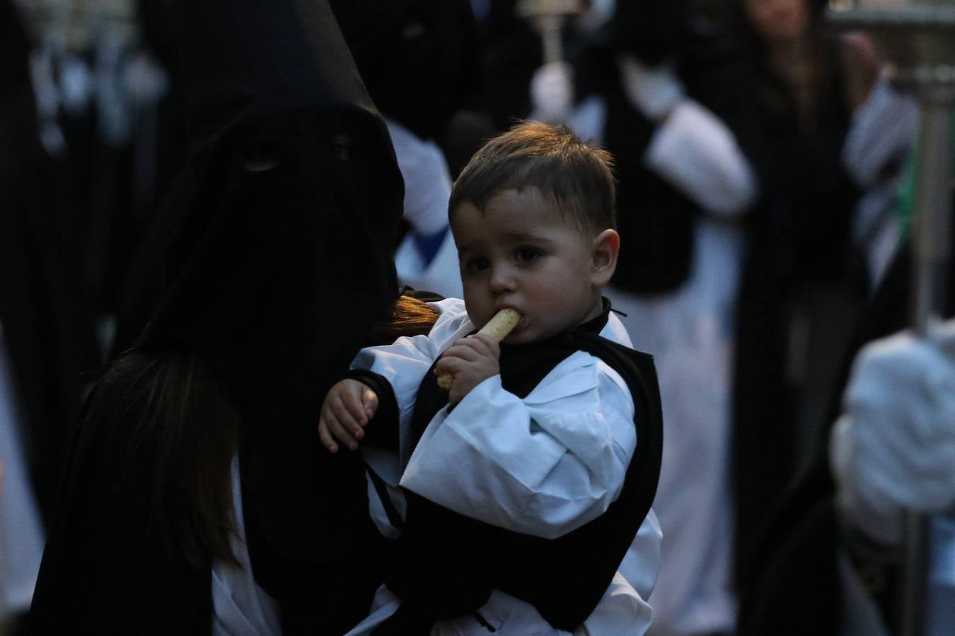 Jerez de los Caballeros vivió, ayer, sus primeros pálpitos de alegría y emoción al paso de 'La Borriquita' y 'Nuestra Señora del Rosario'. La Cofradía de 'Santo Domingo de Guzmán y Nuestra Señora del Rosario' fue la encargada de abrir los desfiles procesionales de la Semana de Pasión jerezana, convirtiéndose, así, en la primera cofradía en aunar fervor y devoción por las calles del municipio.