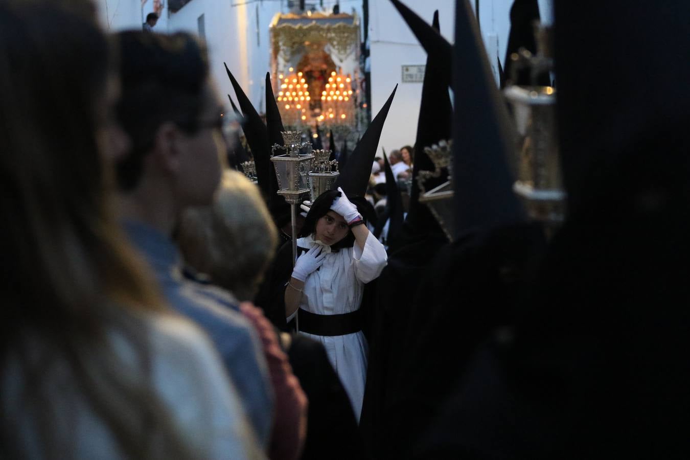 Jerez de los Caballeros vivió, ayer, sus primeros pálpitos de alegría y emoción al paso de 'La Borriquita' y 'Nuestra Señora del Rosario'. La Cofradía de 'Santo Domingo de Guzmán y Nuestra Señora del Rosario' fue la encargada de abrir los desfiles procesionales de la Semana de Pasión jerezana, convirtiéndose, así, en la primera cofradía en aunar fervor y devoción por las calles del municipio.