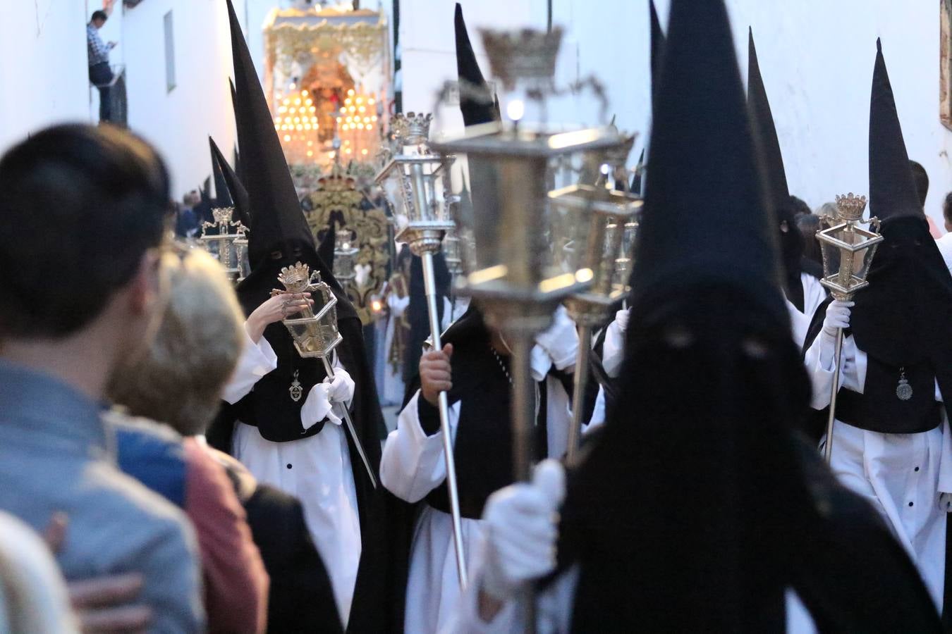 Jerez de los Caballeros vivió, ayer, sus primeros pálpitos de alegría y emoción al paso de 'La Borriquita' y 'Nuestra Señora del Rosario'. La Cofradía de 'Santo Domingo de Guzmán y Nuestra Señora del Rosario' fue la encargada de abrir los desfiles procesionales de la Semana de Pasión jerezana, convirtiéndose, así, en la primera cofradía en aunar fervor y devoción por las calles del municipio.