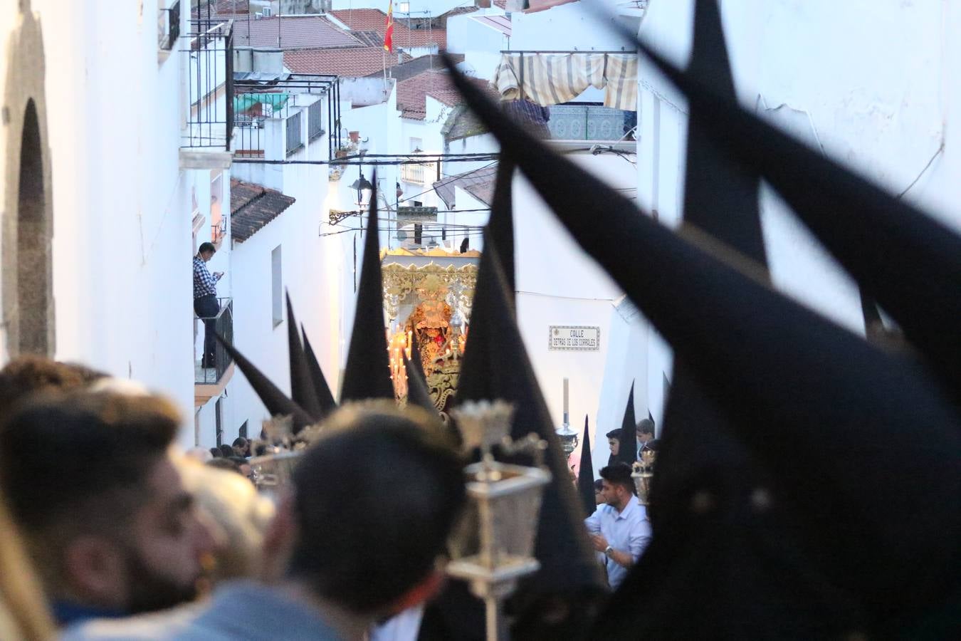 Jerez de los Caballeros vivió, ayer, sus primeros pálpitos de alegría y emoción al paso de 'La Borriquita' y 'Nuestra Señora del Rosario'. La Cofradía de 'Santo Domingo de Guzmán y Nuestra Señora del Rosario' fue la encargada de abrir los desfiles procesionales de la Semana de Pasión jerezana, convirtiéndose, así, en la primera cofradía en aunar fervor y devoción por las calles del municipio.