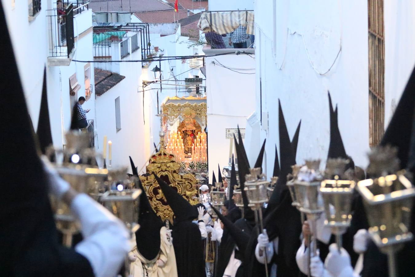 Jerez de los Caballeros vivió, ayer, sus primeros pálpitos de alegría y emoción al paso de 'La Borriquita' y 'Nuestra Señora del Rosario'. La Cofradía de 'Santo Domingo de Guzmán y Nuestra Señora del Rosario' fue la encargada de abrir los desfiles procesionales de la Semana de Pasión jerezana, convirtiéndose, así, en la primera cofradía en aunar fervor y devoción por las calles del municipio.