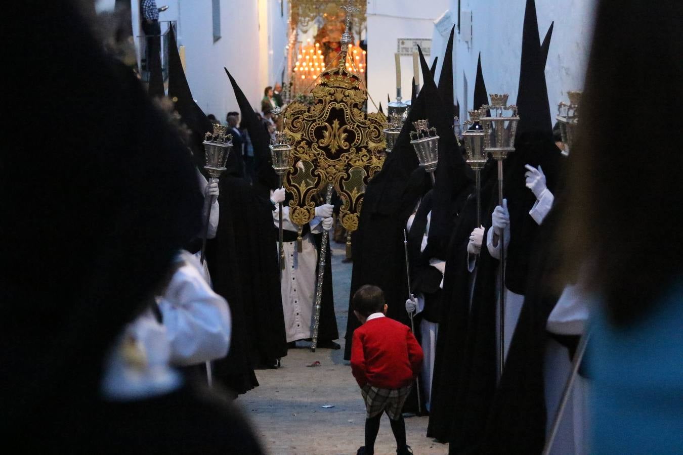 Jerez de los Caballeros vivió, ayer, sus primeros pálpitos de alegría y emoción al paso de 'La Borriquita' y 'Nuestra Señora del Rosario'. La Cofradía de 'Santo Domingo de Guzmán y Nuestra Señora del Rosario' fue la encargada de abrir los desfiles procesionales de la Semana de Pasión jerezana, convirtiéndose, así, en la primera cofradía en aunar fervor y devoción por las calles del municipio.