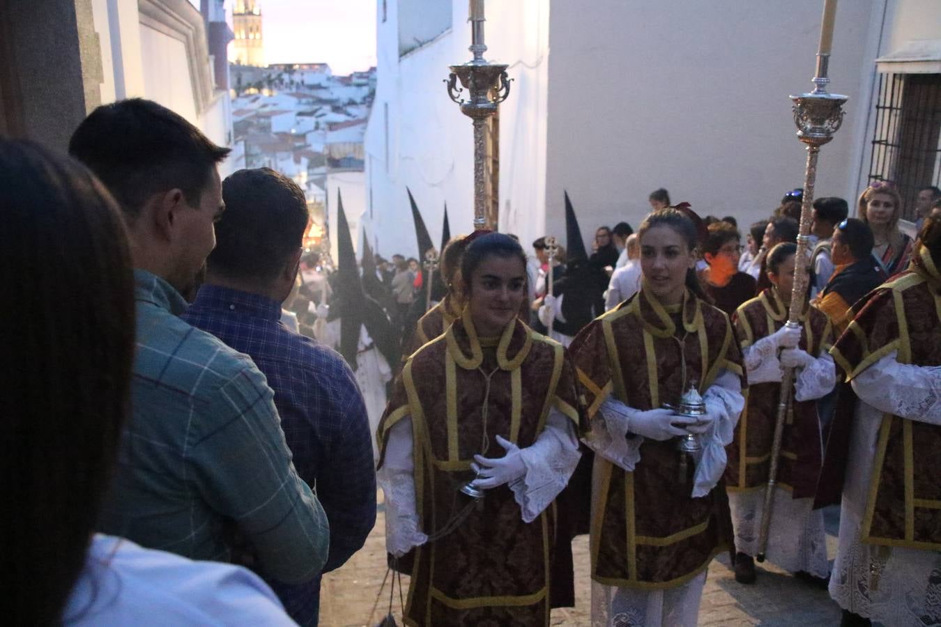 Jerez de los Caballeros vivió, ayer, sus primeros pálpitos de alegría y emoción al paso de 'La Borriquita' y 'Nuestra Señora del Rosario'. La Cofradía de 'Santo Domingo de Guzmán y Nuestra Señora del Rosario' fue la encargada de abrir los desfiles procesionales de la Semana de Pasión jerezana, convirtiéndose, así, en la primera cofradía en aunar fervor y devoción por las calles del municipio.