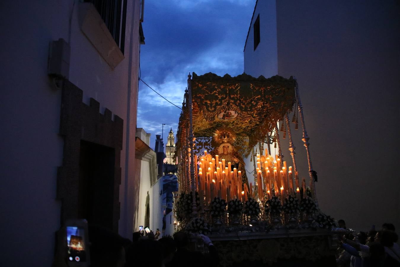 Jerez de los Caballeros vivió, ayer, sus primeros pálpitos de alegría y emoción al paso de 'La Borriquita' y 'Nuestra Señora del Rosario'. La Cofradía de 'Santo Domingo de Guzmán y Nuestra Señora del Rosario' fue la encargada de abrir los desfiles procesionales de la Semana de Pasión jerezana, convirtiéndose, así, en la primera cofradía en aunar fervor y devoción por las calles del municipio.