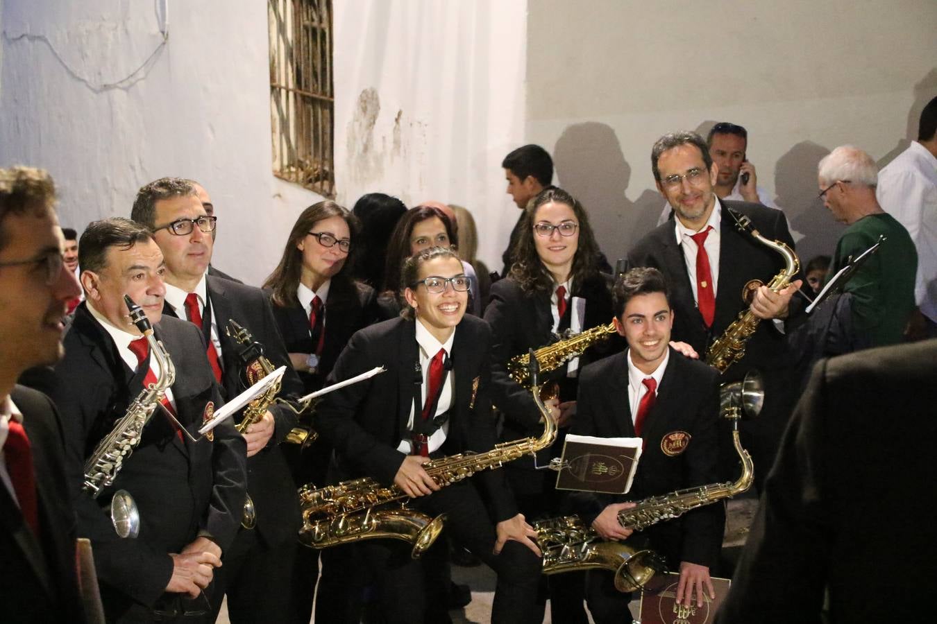 Jerez de los Caballeros vivió, ayer, sus primeros pálpitos de alegría y emoción al paso de 'La Borriquita' y 'Nuestra Señora del Rosario'. La Cofradía de 'Santo Domingo de Guzmán y Nuestra Señora del Rosario' fue la encargada de abrir los desfiles procesionales de la Semana de Pasión jerezana, convirtiéndose, así, en la primera cofradía en aunar fervor y devoción por las calles del municipio.