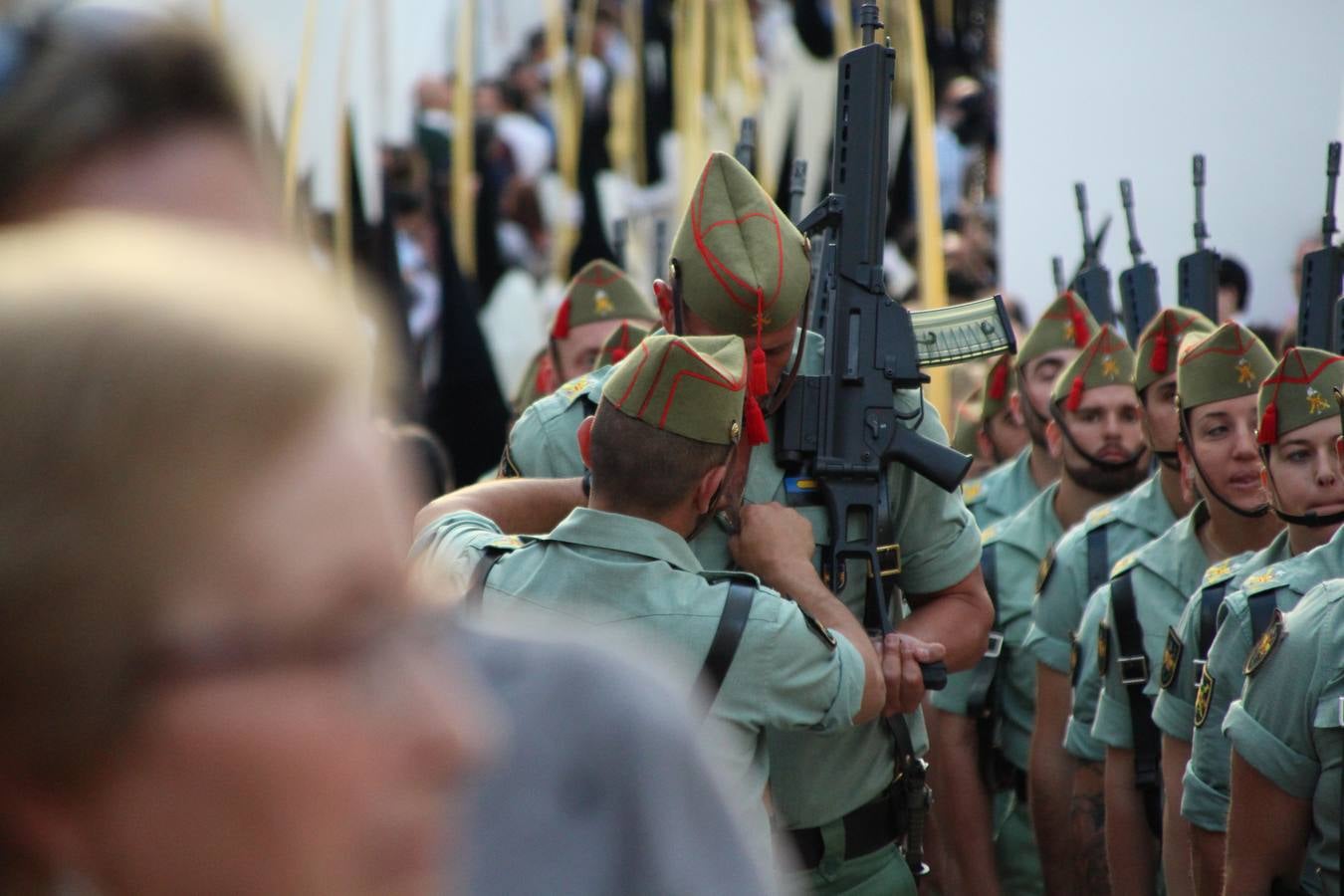 Jerez de los Caballeros vivió, ayer, sus primeros pálpitos de alegría y emoción al paso de 'La Borriquita' y 'Nuestra Señora del Rosario'. La Cofradía de 'Santo Domingo de Guzmán y Nuestra Señora del Rosario' fue la encargada de abrir los desfiles procesionales de la Semana de Pasión jerezana, convirtiéndose, así, en la primera cofradía en aunar fervor y devoción por las calles del municipio.