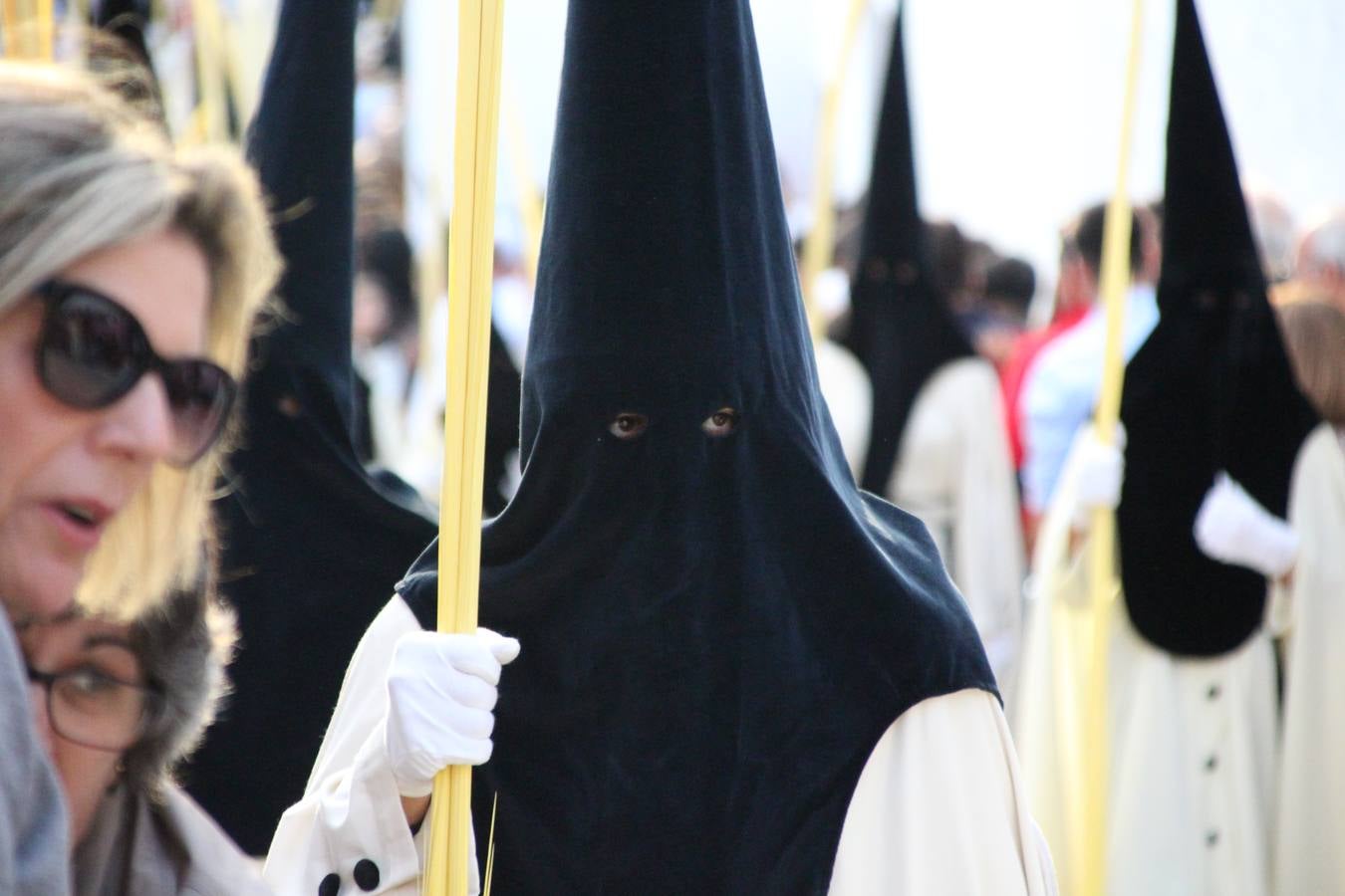 Jerez de los Caballeros vivió, ayer, sus primeros pálpitos de alegría y emoción al paso de 'La Borriquita' y 'Nuestra Señora del Rosario'. La Cofradía de 'Santo Domingo de Guzmán y Nuestra Señora del Rosario' fue la encargada de abrir los desfiles procesionales de la Semana de Pasión jerezana, convirtiéndose, así, en la primera cofradía en aunar fervor y devoción por las calles del municipio.
