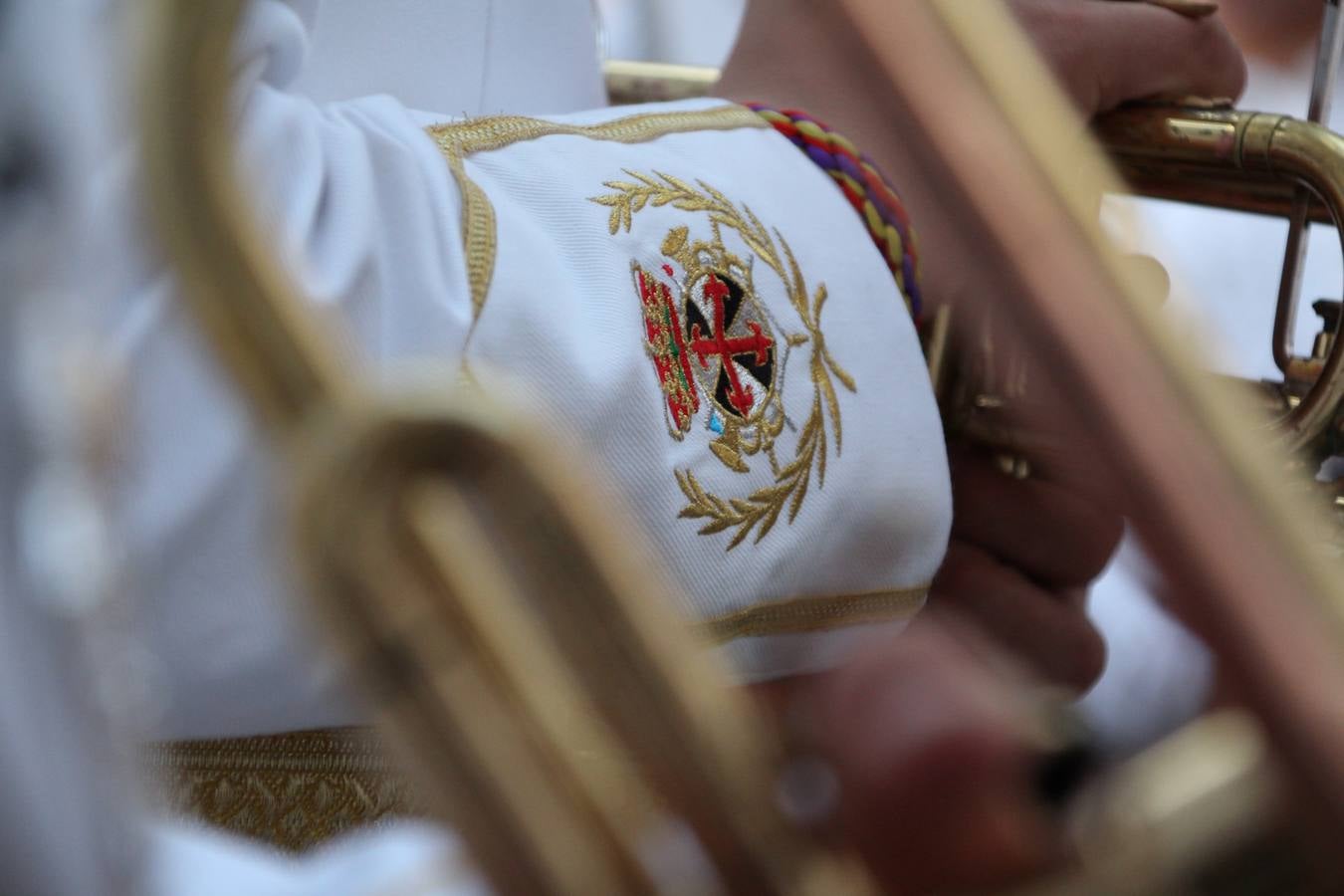 Jerez de los Caballeros vivió, ayer, sus primeros pálpitos de alegría y emoción al paso de 'La Borriquita' y 'Nuestra Señora del Rosario'. La Cofradía de 'Santo Domingo de Guzmán y Nuestra Señora del Rosario' fue la encargada de abrir los desfiles procesionales de la Semana de Pasión jerezana, convirtiéndose, así, en la primera cofradía en aunar fervor y devoción por las calles del municipio.