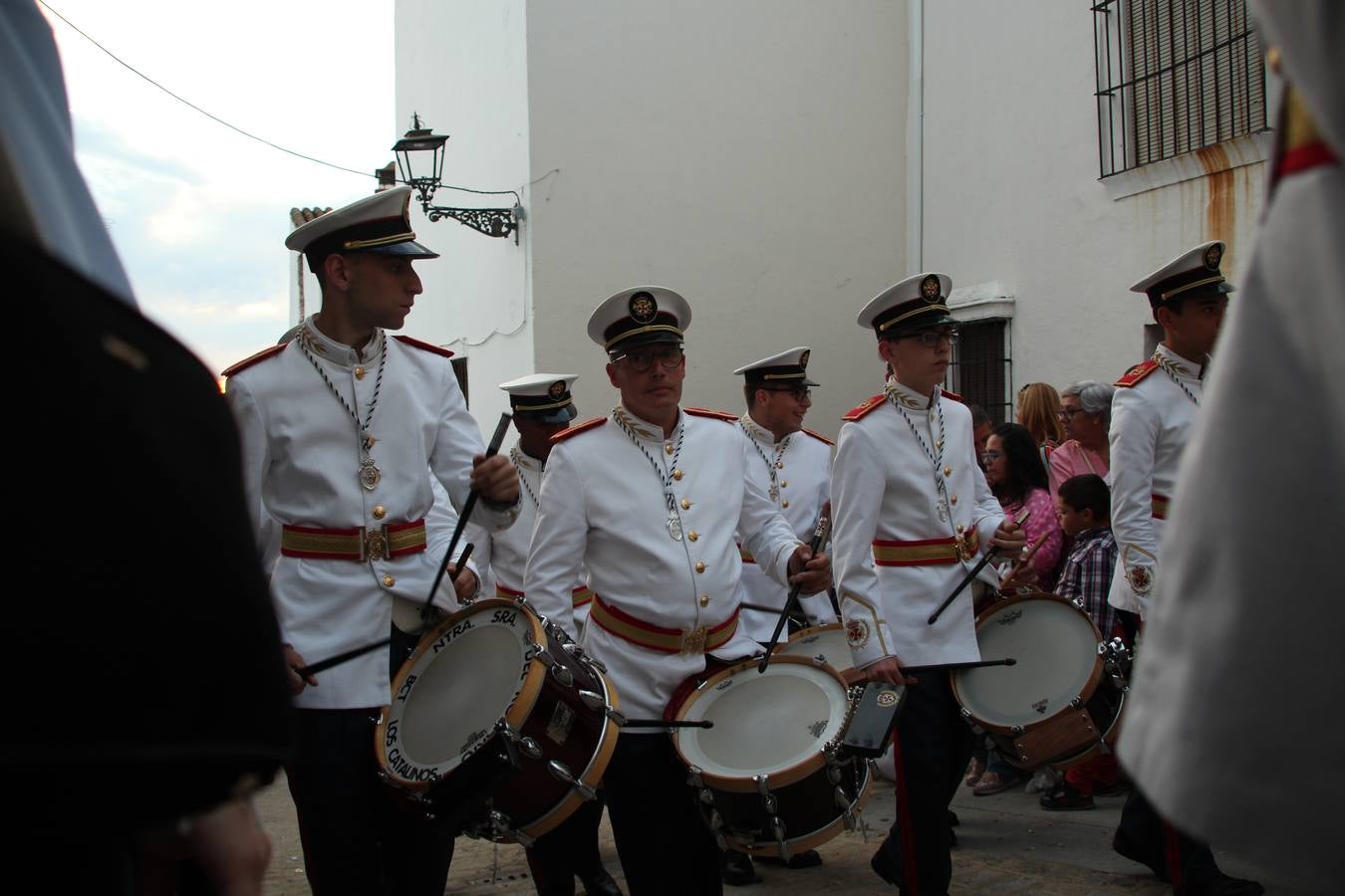 Jerez de los Caballeros vivió, ayer, sus primeros pálpitos de alegría y emoción al paso de 'La Borriquita' y 'Nuestra Señora del Rosario'. La Cofradía de 'Santo Domingo de Guzmán y Nuestra Señora del Rosario' fue la encargada de abrir los desfiles procesionales de la Semana de Pasión jerezana, convirtiéndose, así, en la primera cofradía en aunar fervor y devoción por las calles del municipio.