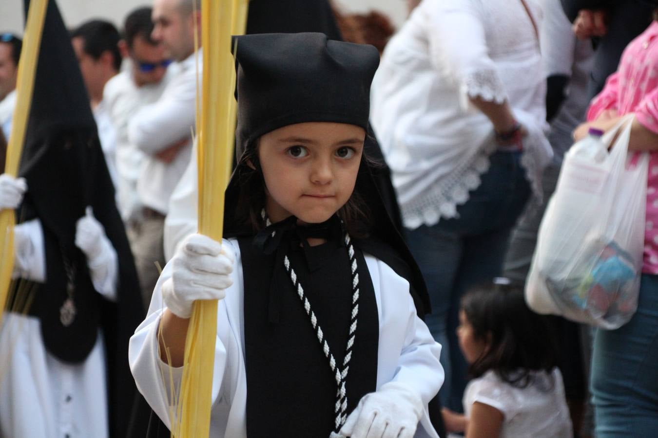 Jerez de los Caballeros vivió, ayer, sus primeros pálpitos de alegría y emoción al paso de 'La Borriquita' y 'Nuestra Señora del Rosario'. La Cofradía de 'Santo Domingo de Guzmán y Nuestra Señora del Rosario' fue la encargada de abrir los desfiles procesionales de la Semana de Pasión jerezana, convirtiéndose, así, en la primera cofradía en aunar fervor y devoción por las calles del municipio.