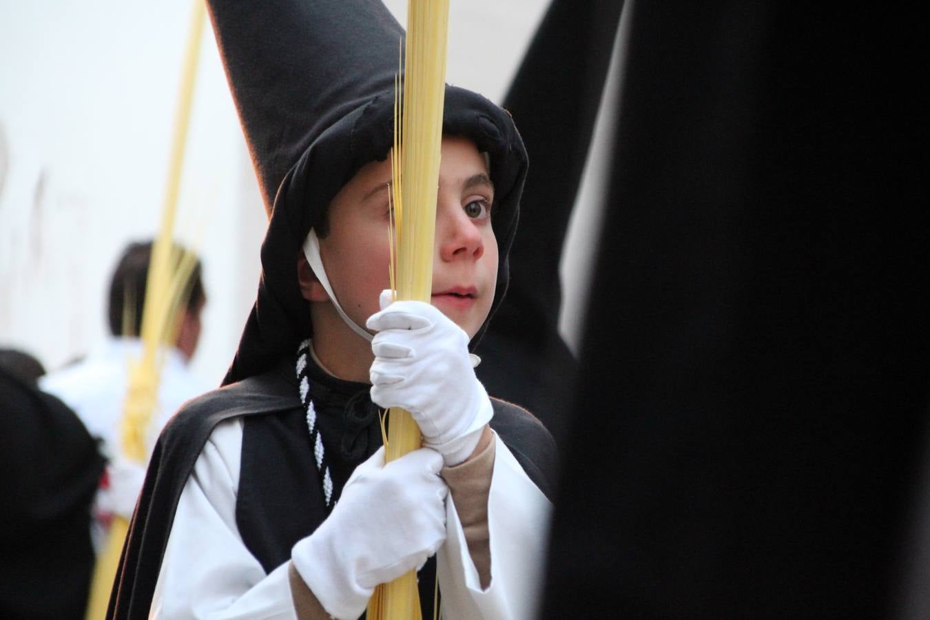 Jerez de los Caballeros vivió, ayer, sus primeros pálpitos de alegría y emoción al paso de 'La Borriquita' y 'Nuestra Señora del Rosario'. La Cofradía de 'Santo Domingo de Guzmán y Nuestra Señora del Rosario' fue la encargada de abrir los desfiles procesionales de la Semana de Pasión jerezana, convirtiéndose, así, en la primera cofradía en aunar fervor y devoción por las calles del municipio.