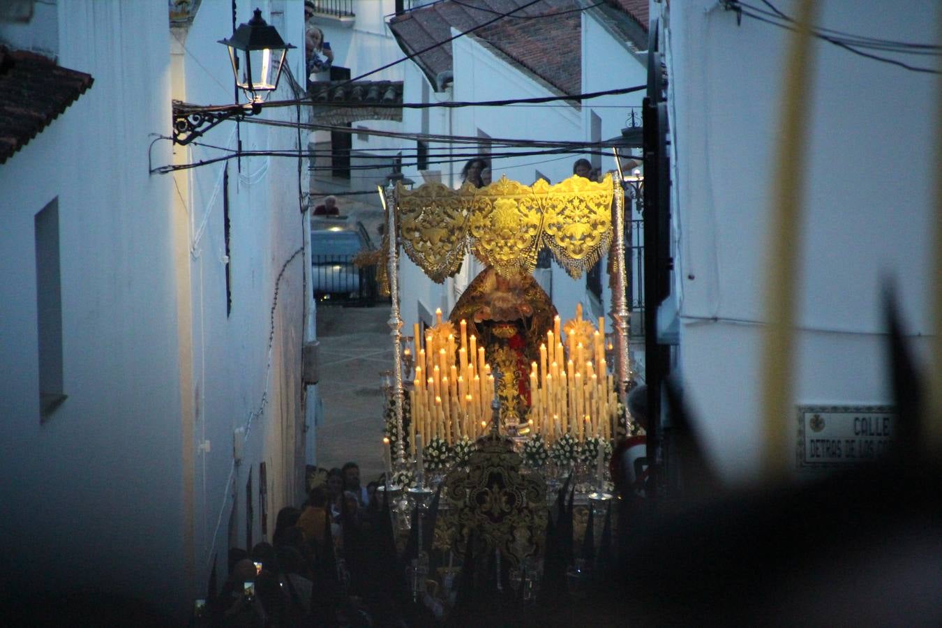 Jerez de los Caballeros vivió, ayer, sus primeros pálpitos de alegría y emoción al paso de 'La Borriquita' y 'Nuestra Señora del Rosario'. La Cofradía de 'Santo Domingo de Guzmán y Nuestra Señora del Rosario' fue la encargada de abrir los desfiles procesionales de la Semana de Pasión jerezana, convirtiéndose, así, en la primera cofradía en aunar fervor y devoción por las calles del municipio.