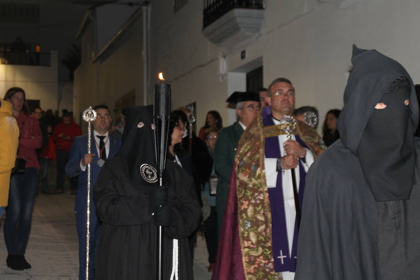 Cientos de personas se concentraro la noche de este Lunes Santo a cada tramo del recorrido del Viacruucis que realiza la Hermandad de Penitentes del Santísimo Cristo de la Vera Cruz, para acompanar en silencio el rosario de cruces que describe esta procesión singular en la que aparecen integrados, como expresión máxima de la penitencia, los empalaos.La ciudad de las torres, la ciudad templaria, volvió a ofrecer el marco perfecto para esta vivencia íntima que custodia tantas razones. Su contemplación fue especial en calles plenas de tipismo, de fachadas blancas sobre las que destacaban las pequeñas cruces de madera, señalando el itinerario. Rincones plenos de encanto, encrucijadas que abrigaron el sacrificio y la oración de los varios cientos de penitentes y mujeres con velas encendidas que participaron en esta estación de penitencia con el Santísimo Cristo de la Vera Cruz como referente. Su espera en el entorno de la iglesia de San Miguel, con tantas cruces enmarcando la escena, marco el momento culmen.