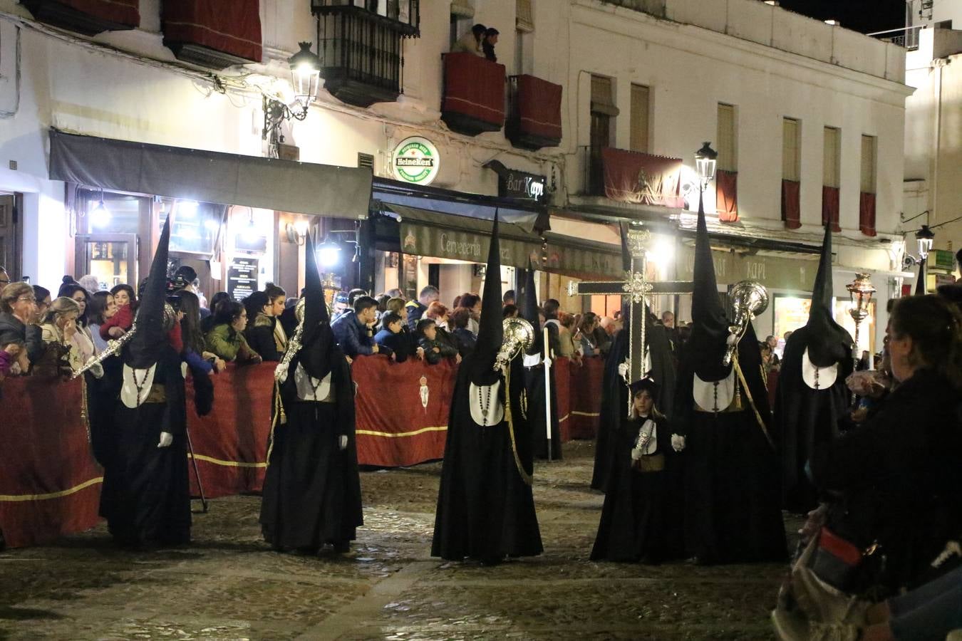 Siguiendo la tradición y al aviso de tres toques, la puerta del Perdón de la Iglesia de San Miguel Arcángel se abrió, ayer, para que la Antigua y Pontificia Cofradía de Nuestra Señora del Rosario y Jesús Orando en el Huerto realizase su desfile procesional. Un Martes Santo más en el que el silencio, el recogimiento y la austeridad recalan en las calles de Jerez de los Caballeros ante las imágenes de 'Jesús orando en el Huerto' y 'Nuestra Señora del Silencio'. Un silencio roto por la voz de los capataces, el andar de los costaleros, las marchas de la Asociación Musical del municipio y, este año, de manera especial, por la voz del tenor extremeño Juan Ledesma. Ledesma cantó a la Virgen del Silencio ante el Arco de Burgos, con el acompañamiento de la citada Asociación Musical.