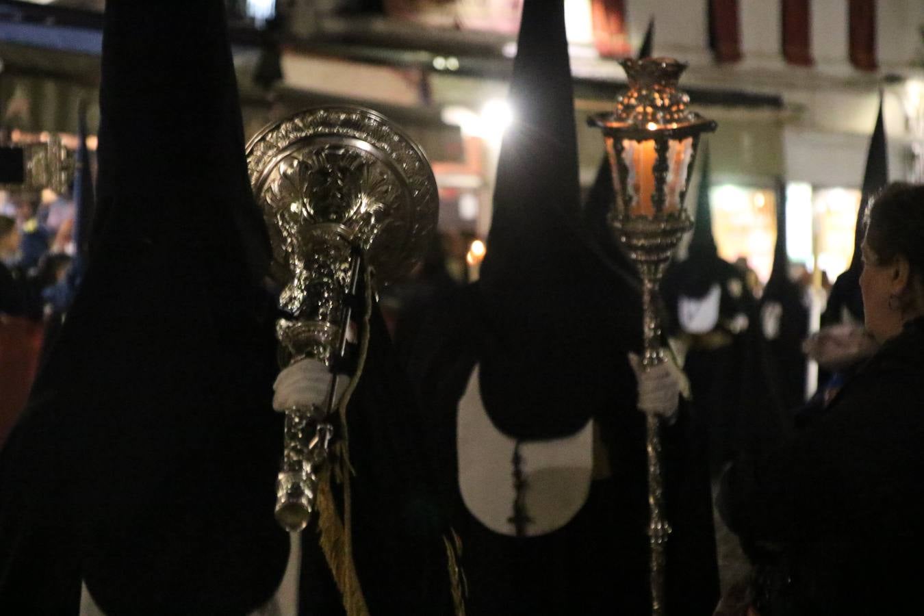 Siguiendo la tradición y al aviso de tres toques, la puerta del Perdón de la Iglesia de San Miguel Arcángel se abrió, ayer, para que la Antigua y Pontificia Cofradía de Nuestra Señora del Rosario y Jesús Orando en el Huerto realizase su desfile procesional. Un Martes Santo más en el que el silencio, el recogimiento y la austeridad recalan en las calles de Jerez de los Caballeros ante las imágenes de 'Jesús orando en el Huerto' y 'Nuestra Señora del Silencio'. Un silencio roto por la voz de los capataces, el andar de los costaleros, las marchas de la Asociación Musical del municipio y, este año, de manera especial, por la voz del tenor extremeño Juan Ledesma. Ledesma cantó a la Virgen del Silencio ante el Arco de Burgos, con el acompañamiento de la citada Asociación Musical.