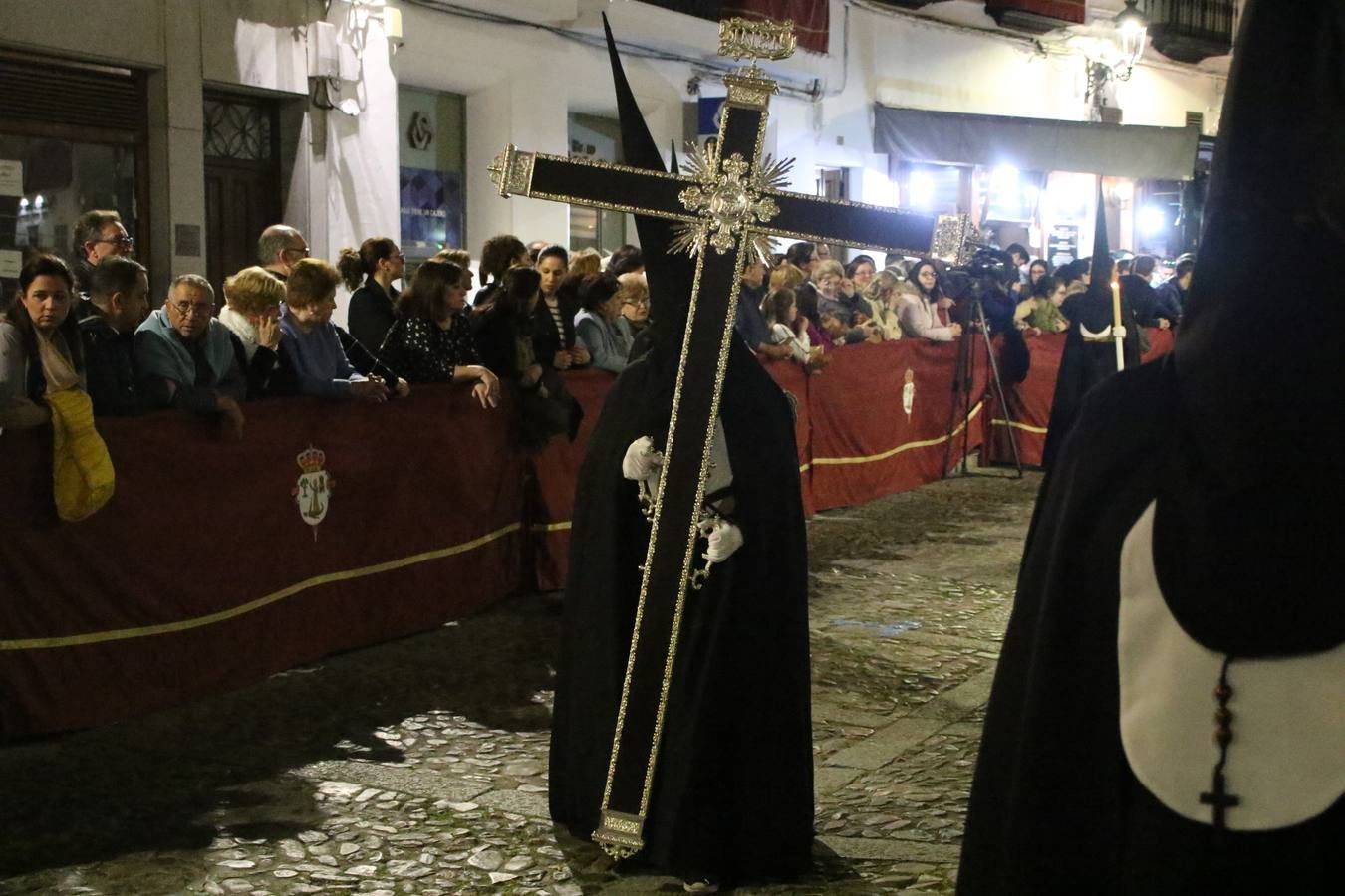 Siguiendo la tradición y al aviso de tres toques, la puerta del Perdón de la Iglesia de San Miguel Arcángel se abrió, ayer, para que la Antigua y Pontificia Cofradía de Nuestra Señora del Rosario y Jesús Orando en el Huerto realizase su desfile procesional. Un Martes Santo más en el que el silencio, el recogimiento y la austeridad recalan en las calles de Jerez de los Caballeros ante las imágenes de 'Jesús orando en el Huerto' y 'Nuestra Señora del Silencio'. Un silencio roto por la voz de los capataces, el andar de los costaleros, las marchas de la Asociación Musical del municipio y, este año, de manera especial, por la voz del tenor extremeño Juan Ledesma. Ledesma cantó a la Virgen del Silencio ante el Arco de Burgos, con el acompañamiento de la citada Asociación Musical.