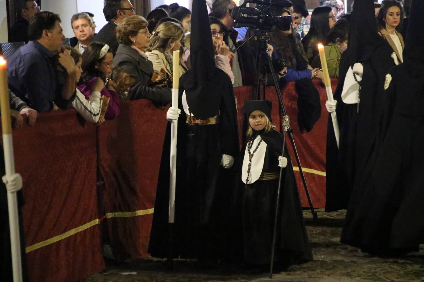 Siguiendo la tradición y al aviso de tres toques, la puerta del Perdón de la Iglesia de San Miguel Arcángel se abrió, ayer, para que la Antigua y Pontificia Cofradía de Nuestra Señora del Rosario y Jesús Orando en el Huerto realizase su desfile procesional. Un Martes Santo más en el que el silencio, el recogimiento y la austeridad recalan en las calles de Jerez de los Caballeros ante las imágenes de 'Jesús orando en el Huerto' y 'Nuestra Señora del Silencio'. Un silencio roto por la voz de los capataces, el andar de los costaleros, las marchas de la Asociación Musical del municipio y, este año, de manera especial, por la voz del tenor extremeño Juan Ledesma. Ledesma cantó a la Virgen del Silencio ante el Arco de Burgos, con el acompañamiento de la citada Asociación Musical.