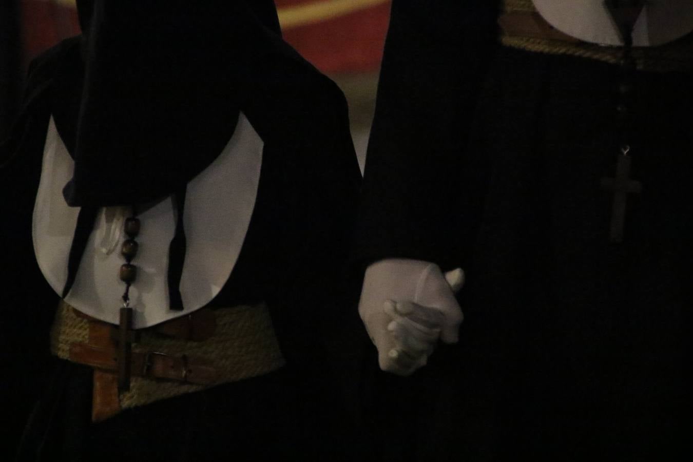 Siguiendo la tradición y al aviso de tres toques, la puerta del Perdón de la Iglesia de San Miguel Arcángel se abrió, ayer, para que la Antigua y Pontificia Cofradía de Nuestra Señora del Rosario y Jesús Orando en el Huerto realizase su desfile procesional. Un Martes Santo más en el que el silencio, el recogimiento y la austeridad recalan en las calles de Jerez de los Caballeros ante las imágenes de 'Jesús orando en el Huerto' y 'Nuestra Señora del Silencio'. Un silencio roto por la voz de los capataces, el andar de los costaleros, las marchas de la Asociación Musical del municipio y, este año, de manera especial, por la voz del tenor extremeño Juan Ledesma. Ledesma cantó a la Virgen del Silencio ante el Arco de Burgos, con el acompañamiento de la citada Asociación Musical.