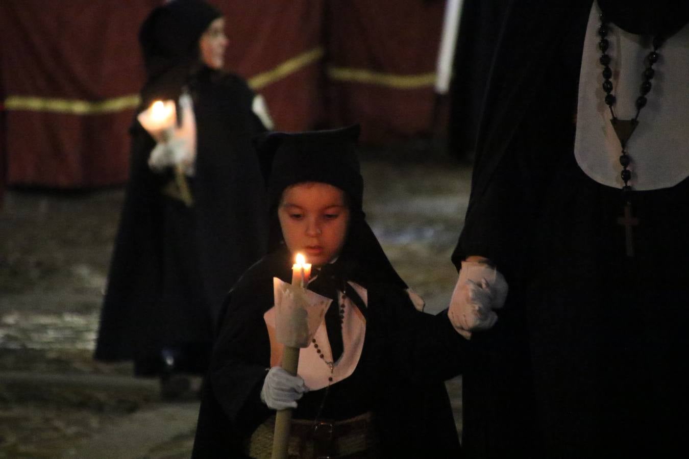 Siguiendo la tradición y al aviso de tres toques, la puerta del Perdón de la Iglesia de San Miguel Arcángel se abrió, ayer, para que la Antigua y Pontificia Cofradía de Nuestra Señora del Rosario y Jesús Orando en el Huerto realizase su desfile procesional. Un Martes Santo más en el que el silencio, el recogimiento y la austeridad recalan en las calles de Jerez de los Caballeros ante las imágenes de 'Jesús orando en el Huerto' y 'Nuestra Señora del Silencio'. Un silencio roto por la voz de los capataces, el andar de los costaleros, las marchas de la Asociación Musical del municipio y, este año, de manera especial, por la voz del tenor extremeño Juan Ledesma. Ledesma cantó a la Virgen del Silencio ante el Arco de Burgos, con el acompañamiento de la citada Asociación Musical.