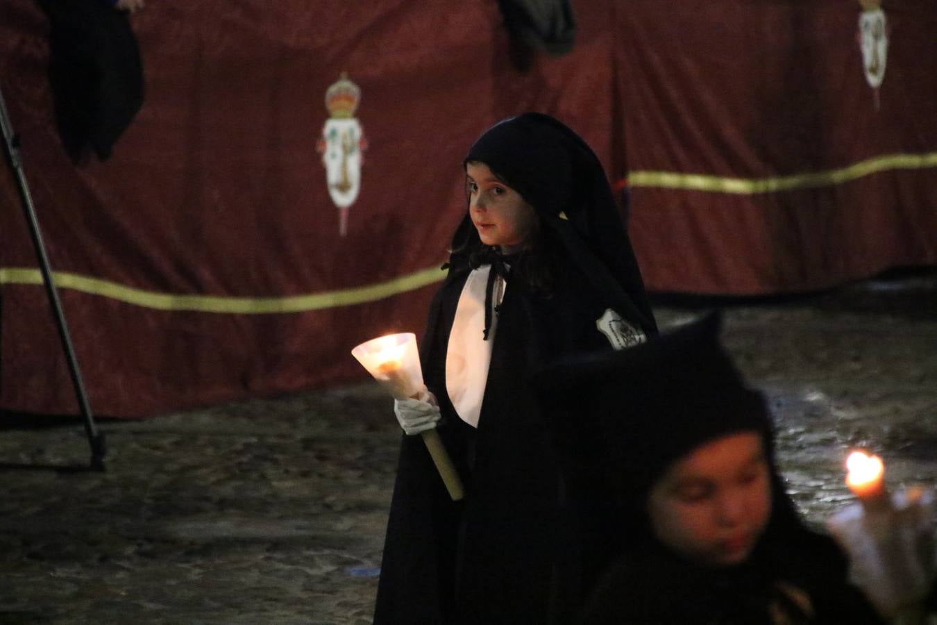 Siguiendo la tradición y al aviso de tres toques, la puerta del Perdón de la Iglesia de San Miguel Arcángel se abrió, ayer, para que la Antigua y Pontificia Cofradía de Nuestra Señora del Rosario y Jesús Orando en el Huerto realizase su desfile procesional. Un Martes Santo más en el que el silencio, el recogimiento y la austeridad recalan en las calles de Jerez de los Caballeros ante las imágenes de 'Jesús orando en el Huerto' y 'Nuestra Señora del Silencio'. Un silencio roto por la voz de los capataces, el andar de los costaleros, las marchas de la Asociación Musical del municipio y, este año, de manera especial, por la voz del tenor extremeño Juan Ledesma. Ledesma cantó a la Virgen del Silencio ante el Arco de Burgos, con el acompañamiento de la citada Asociación Musical.